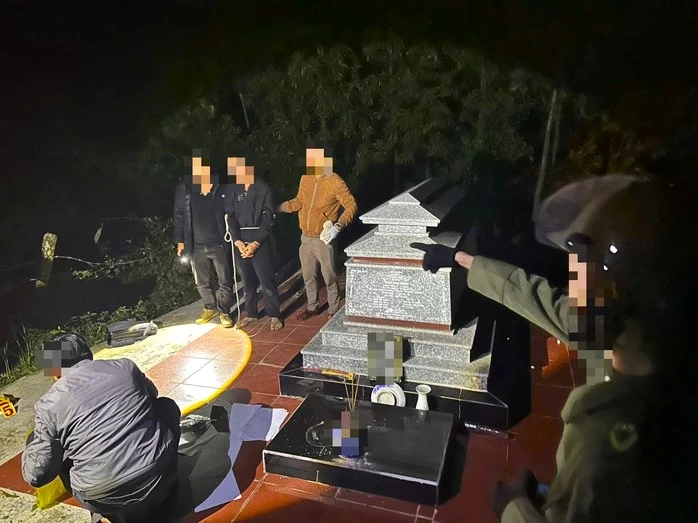 Lực lượng Công an xã Cồn Tiên khống chế đối tượng và khám xét tang vật tại hiện trường nghĩa địa.