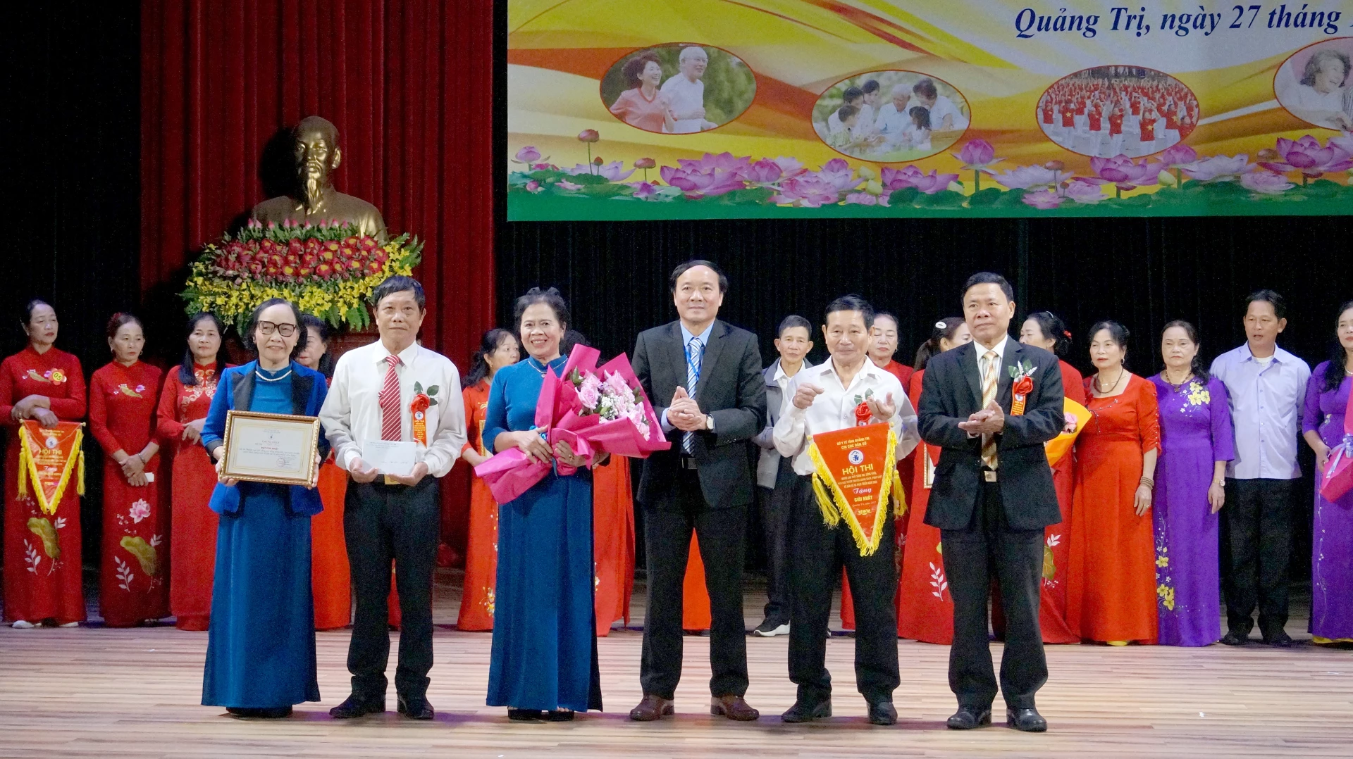 Ảnh: Đại diện Ban Tổ chức trao giải cho các đội thi xuất sắc nhất tại cuộc thi - Ảnh: V.H

