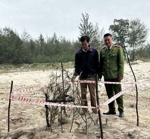 Hình ảnh đạn pháo nguy hiểm được phát hiện tại xã Triệu Cơ, tỉnh Quảng Trị - Nguồn: Công an xã Triệu Cơ.