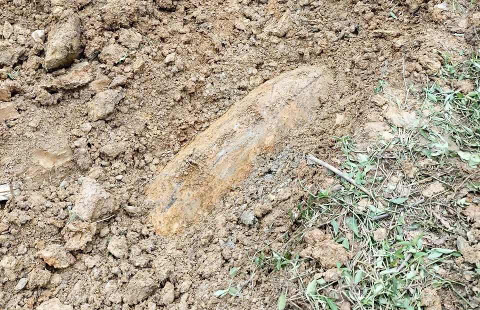 Múc đất làm nền nhà, phát hiện quả bom dài khoảng 1m