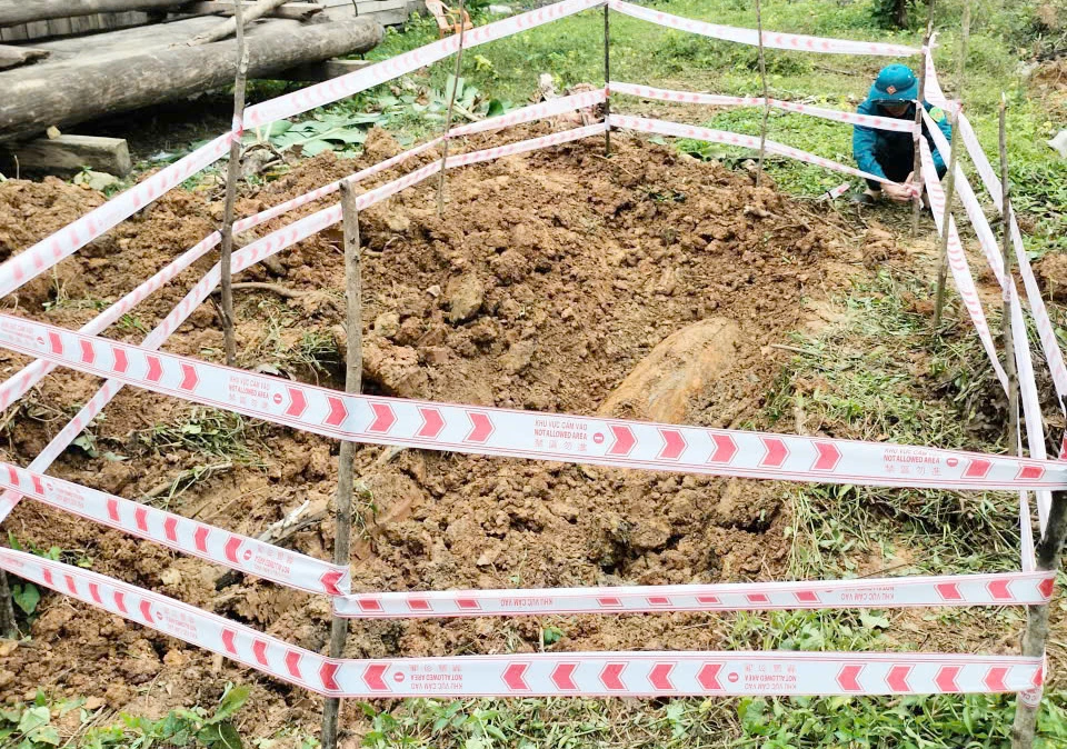 Quả bom đã được rào và bảo vệ nghiêm ngặt - Ảnh. CTV