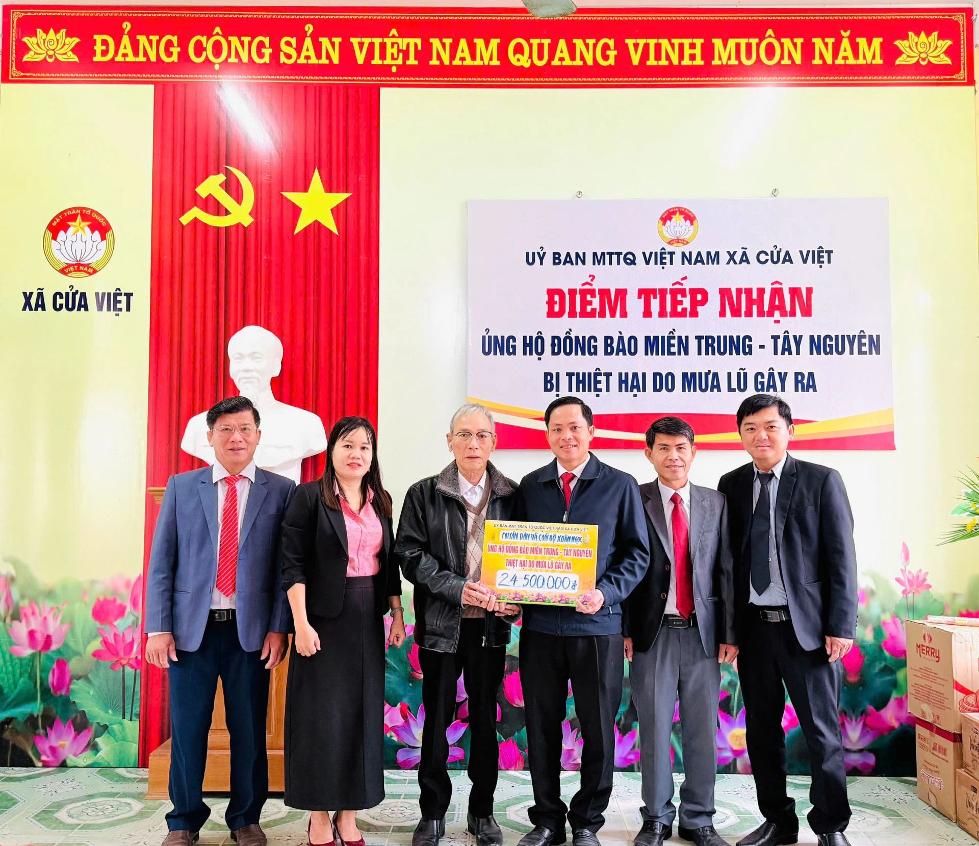 Ủy ban MTTQ Việt Nam xã Cửa Việt tiếp nhận ủng hộ của các cơ quan, đơn vị - Ảnh: ĐV