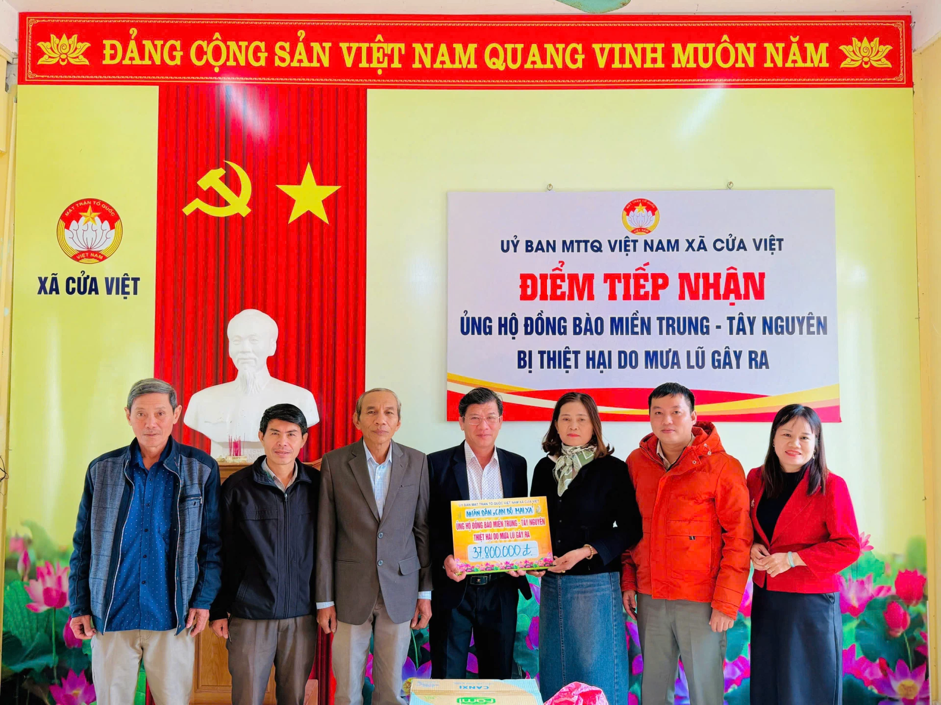 Ủy ban MTTQ Việt Nam xã Cửa Việt tiếp nhận ủng hộ của các cơ quan, đơn vị - Ảnh: ĐV