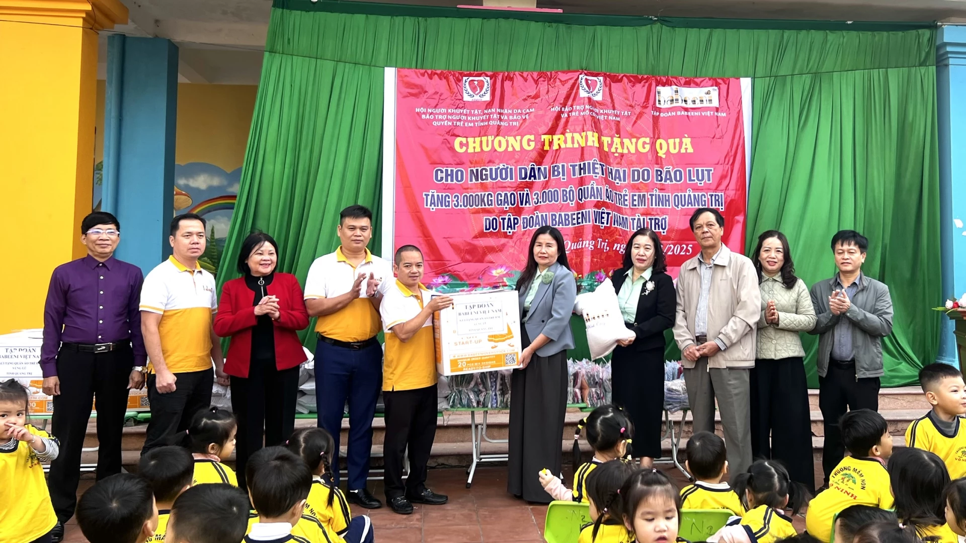 Quảng Trị: Hỗ trợ học sinh vượt bão lũ, vững bước kiến tạo tương lai. Hỗ trợ học sinh Quảng Trị khắc phục hậu quả bão lũ