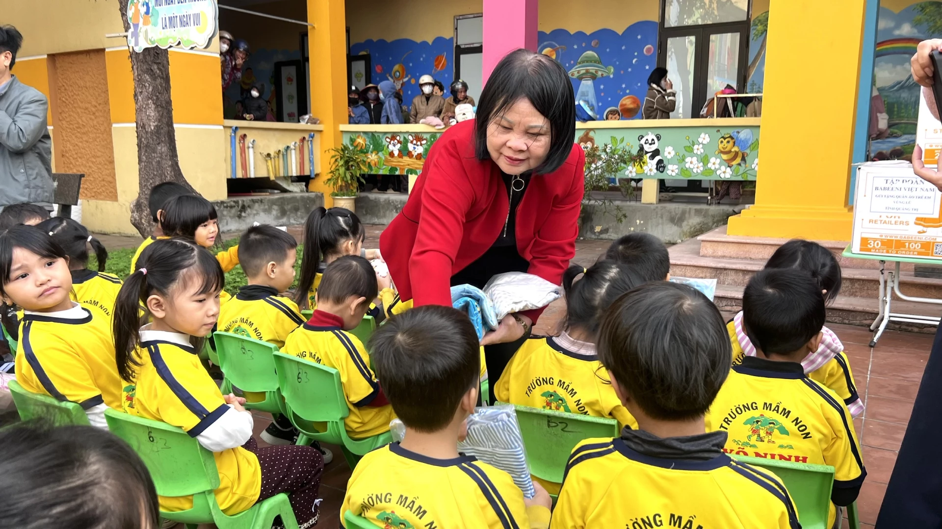 Các bộ quần áo được trao trực tiếp đến tay các em học sinh. Ảnh: H.T