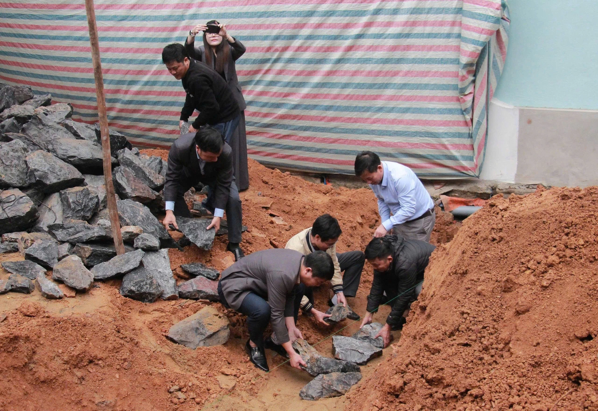 Các đại biểu tiến hành lễ động thổ khởi công xây dựng nhà “Đại đoàn kết”-Ảnh: L.M