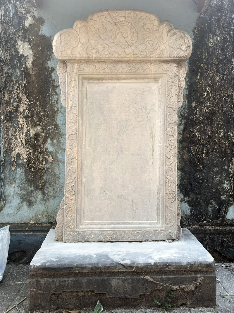 Tấm bia đá đặt tại nhà thờ Võ Trọng Bình.