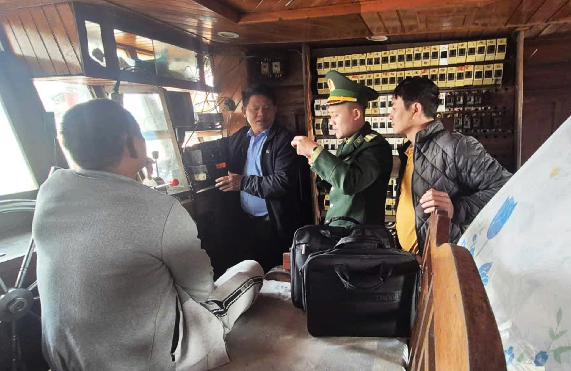 Xử phạt 2 tàu cá ngắt tín hiệu giám sát hành trình trên biển Xử lý 2 tàu cá không báo cáo vị trí khi mất tín hiệu kết nối thiết bị giám sát hành trình