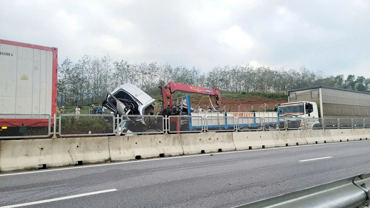 Cao tốc Bắc-Nam chấn động: Tai nạn 5 người thương vong Tai nạn giao thông trên cao tốc Bắc - Nam làm 5 người thương vong