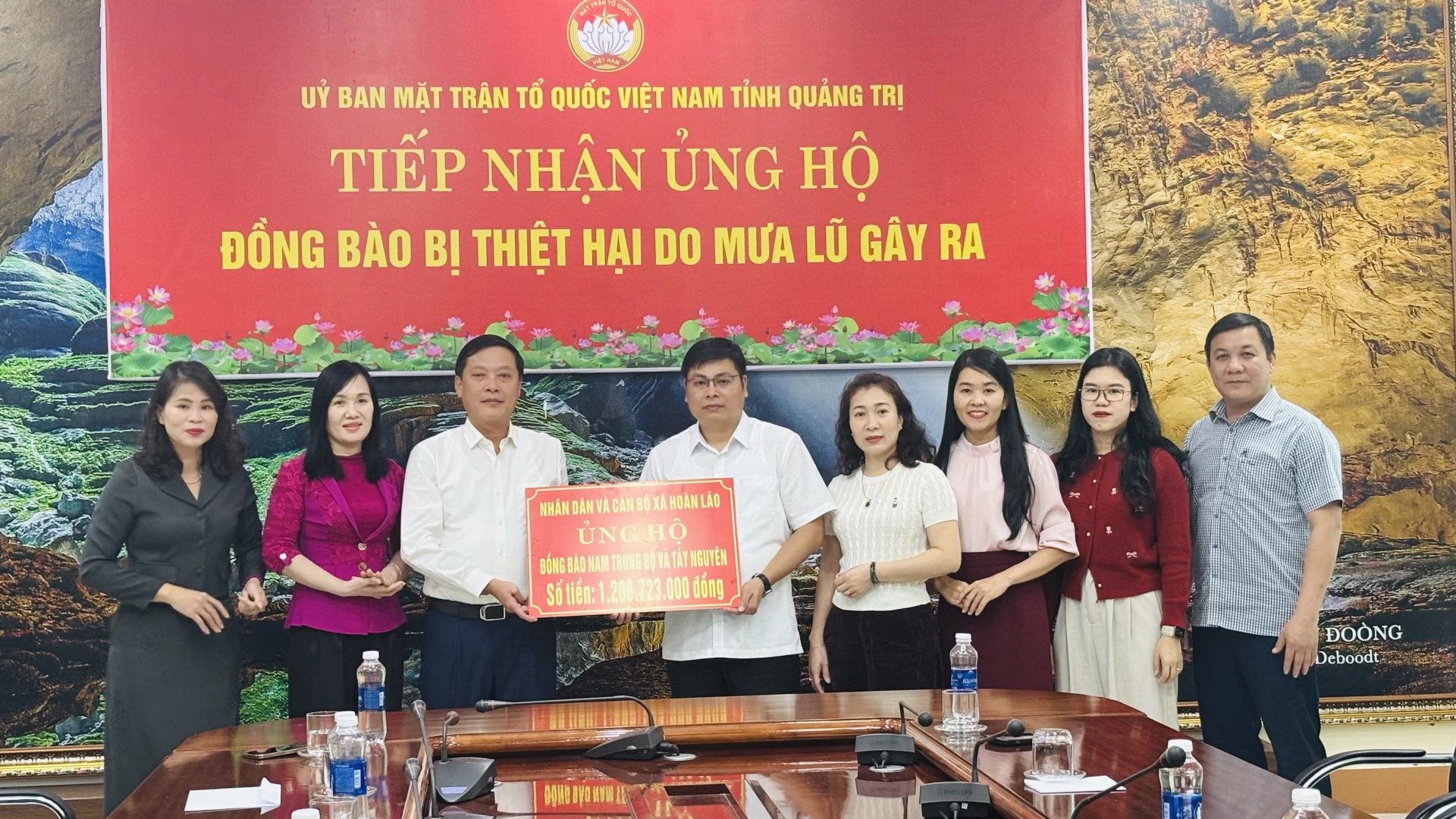 Cập nhật: Quyên góp ủng hộ miền Trung – Tây Nguyên về đích Tiếp nhận kinh phí ủng hộ đồng bào miền Trung - Tây Nguyên