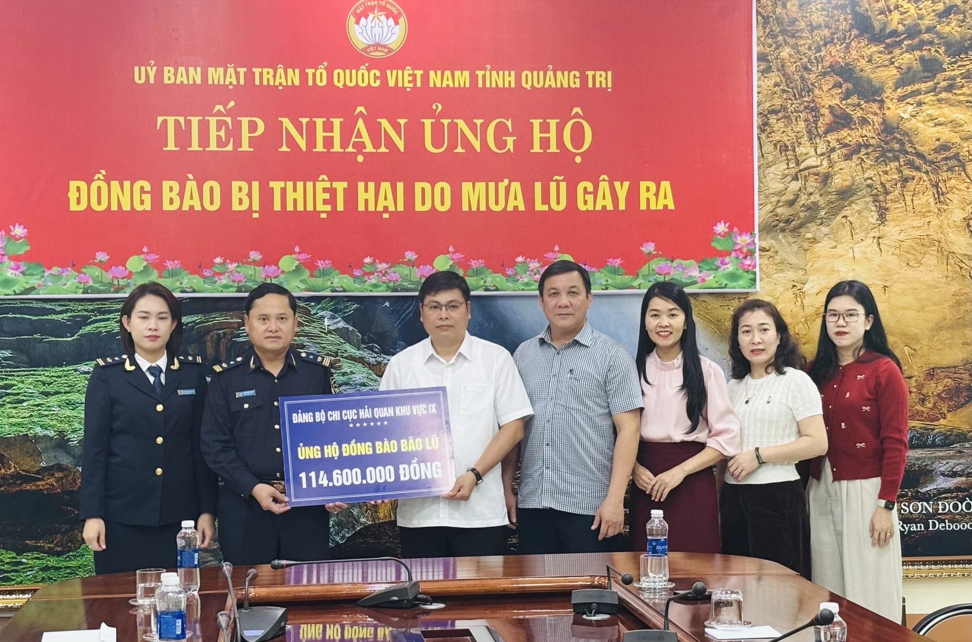 Đảng bộ Chi cục Hải quan Khu vực IX ủng hộ gần 115 triệu đồng - Ảnh: K.H