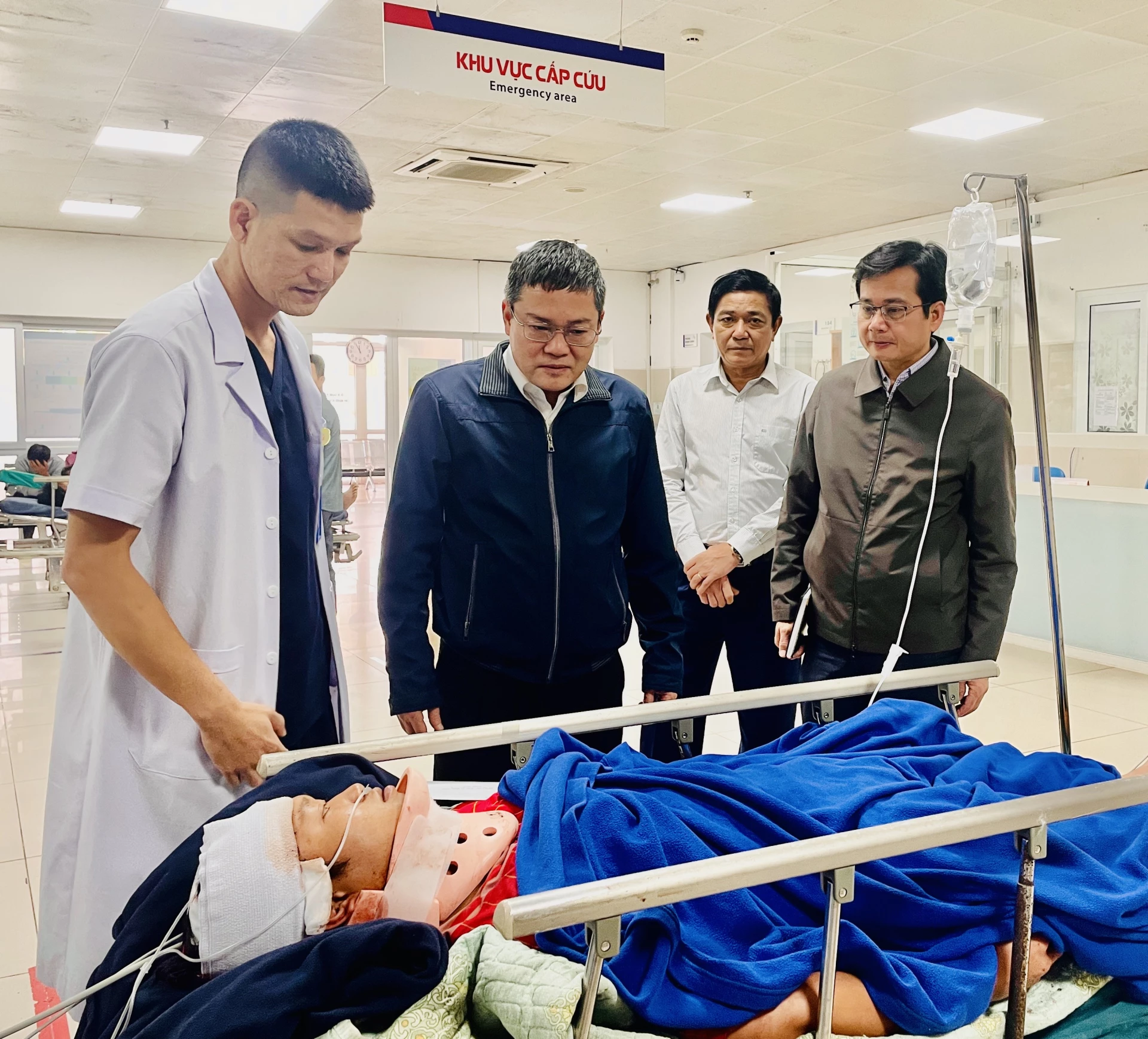 Lãnh đạo tỉnh thăm, động viên nạn nhân tai nạn cao tốc Bắc – Nam Lãnh đạo tỉnh thăm các nạn nhân vụ tai nạn giao thông trên tuyến cao tốc Bắc - Nam