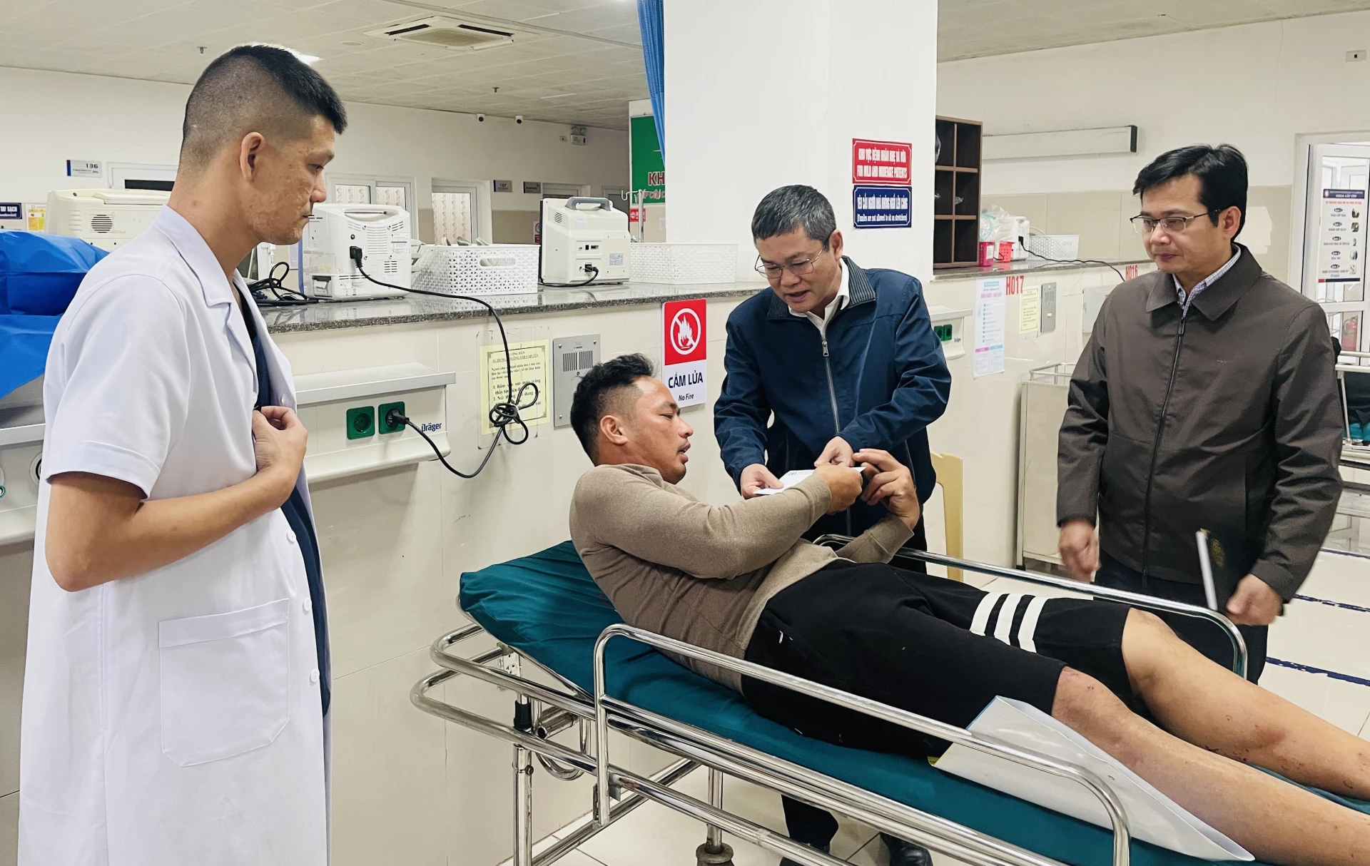 Đồng chí Phó Chủ tịch UBND tỉnh Phan Phong Phú trao quà hỗ trợ nạn nhân vụ tai nạn giao thông - Ảnh: Đ.A