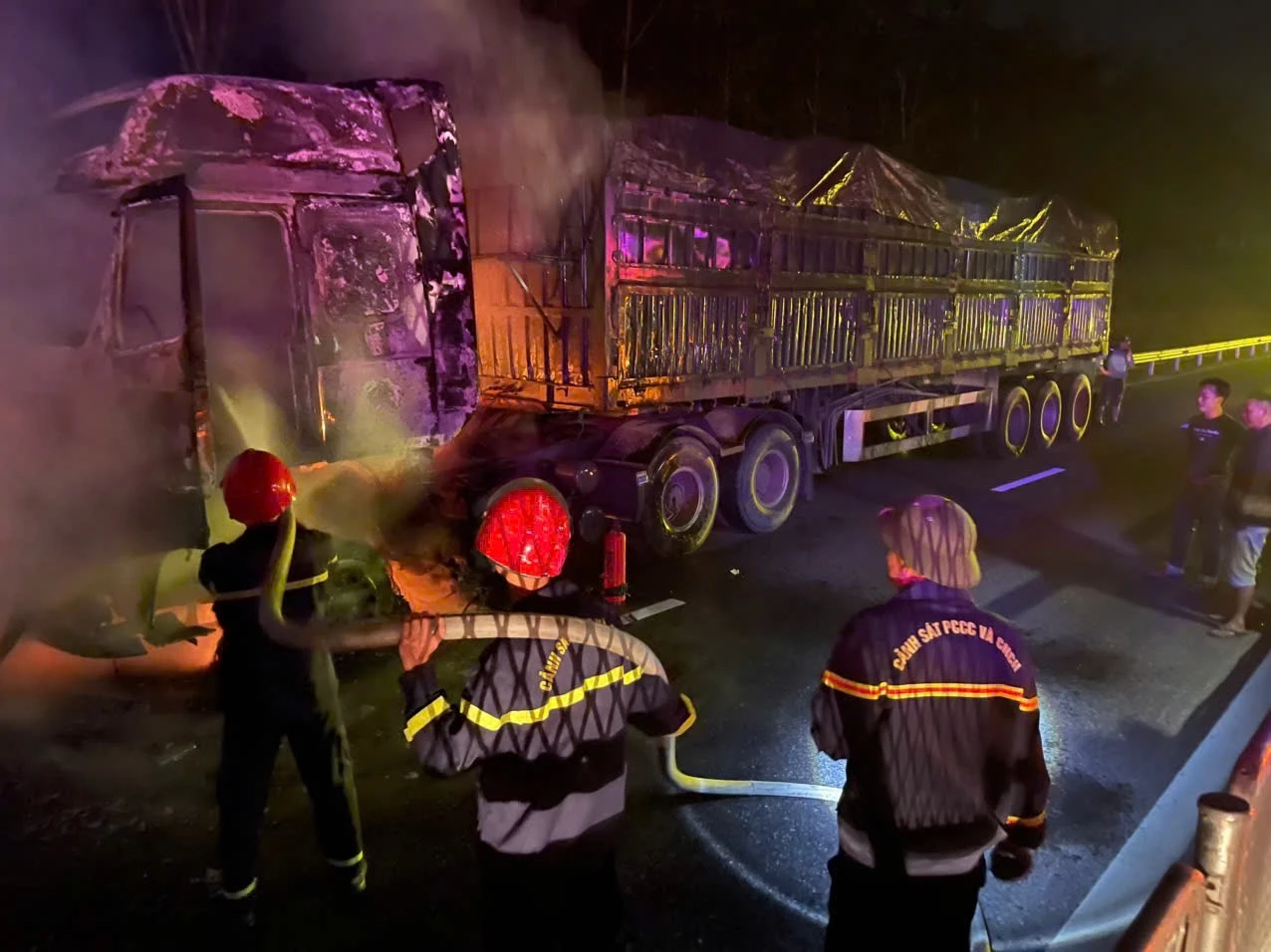 Cao tốc Cam Lộ – Vạn Ninh: Xe đầu kéo bốc cháy dữ dội! Cháy xe ô tô đầu kéo trên cao tốc Cam Lộ - Vạn Ninh