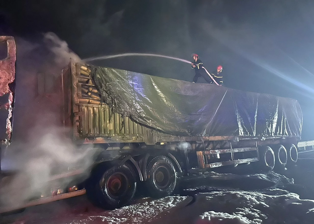 Lực lượng của Đội Chữa cháy và CNCH Khu vực 1 tham gia chữa cháy - Ảnh: Trung Đức