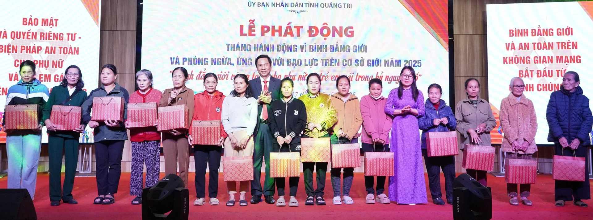 Lễ phát động tháng hành động vì bình đẳng giới nhằm huy động toàn xã hội chung tay bảo vệ an toàn cho phụ nữ, trẻ em gái - Ảnh: L.M