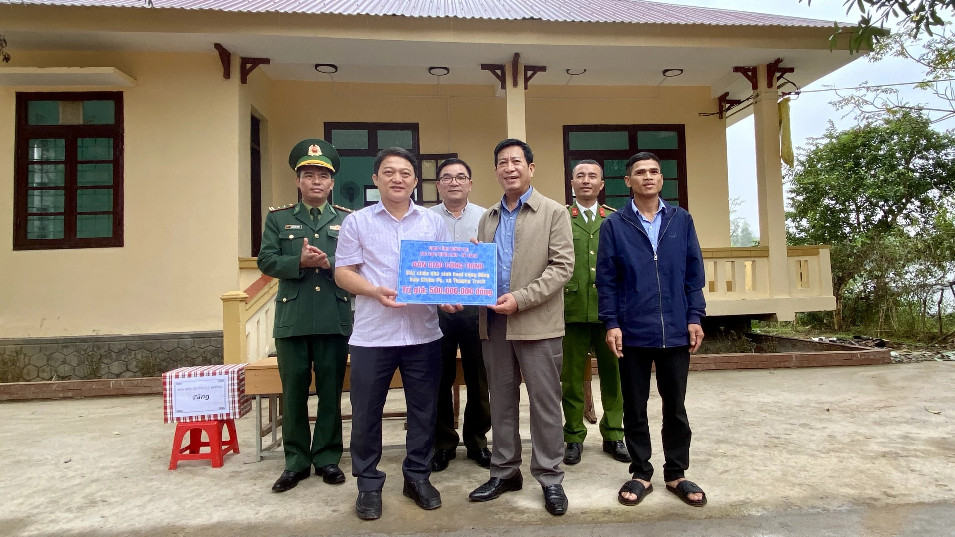 Lãnh đạo Ban Quản lý Vườn Quốc gia Phong Nha - Kẻ Bàng trao biển hỗ trợ công trình cho xã Thượng Trạch - Ảnh: H.N