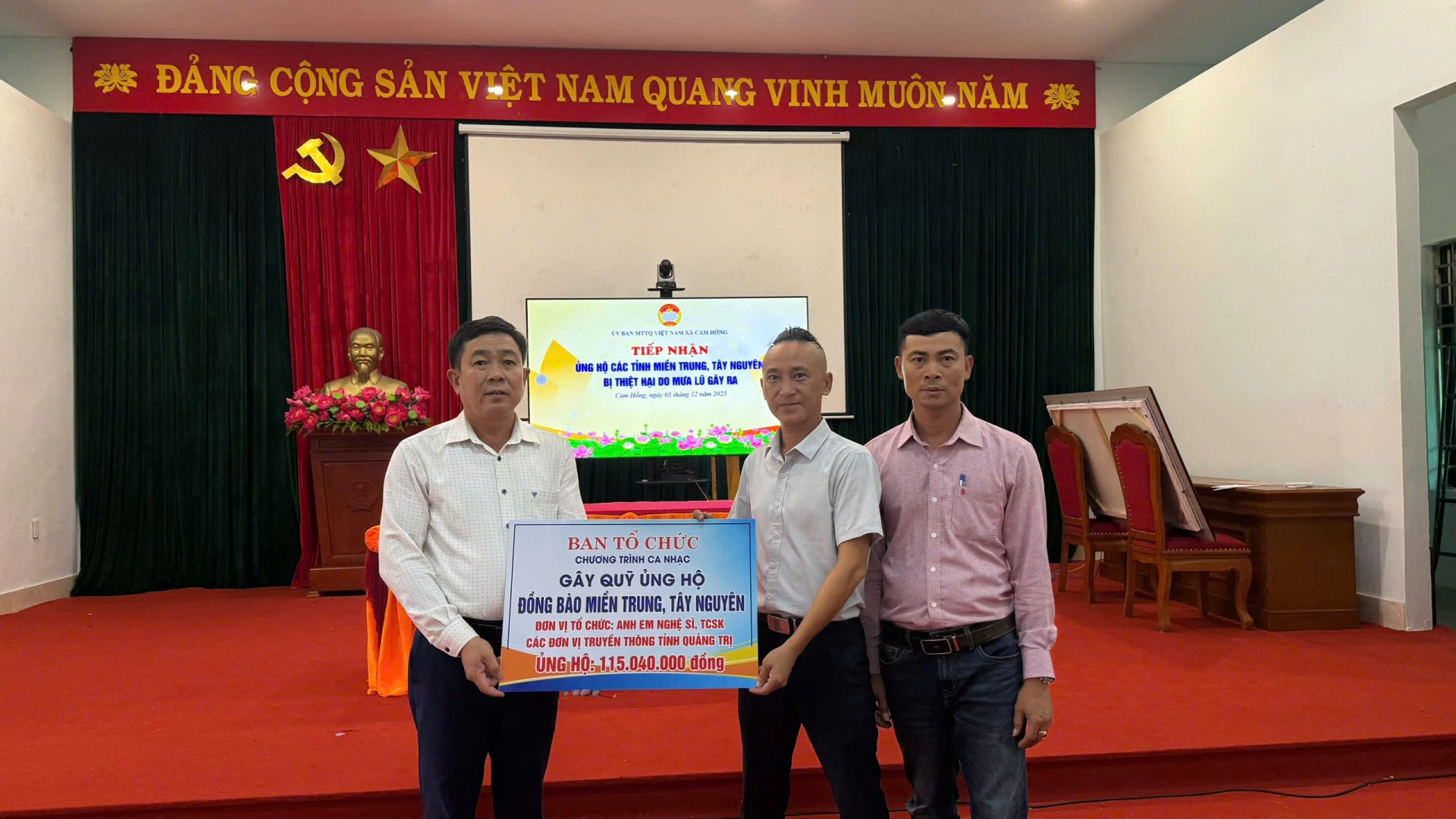 Đại diện Ban Tổ chức chương trình đêm nhạc trao tặng số tiền hơn 115 triệu đồng gửi tới Ủy ban MTTQ Việt Nam xã Cam Hồng - Ảnh: N.H