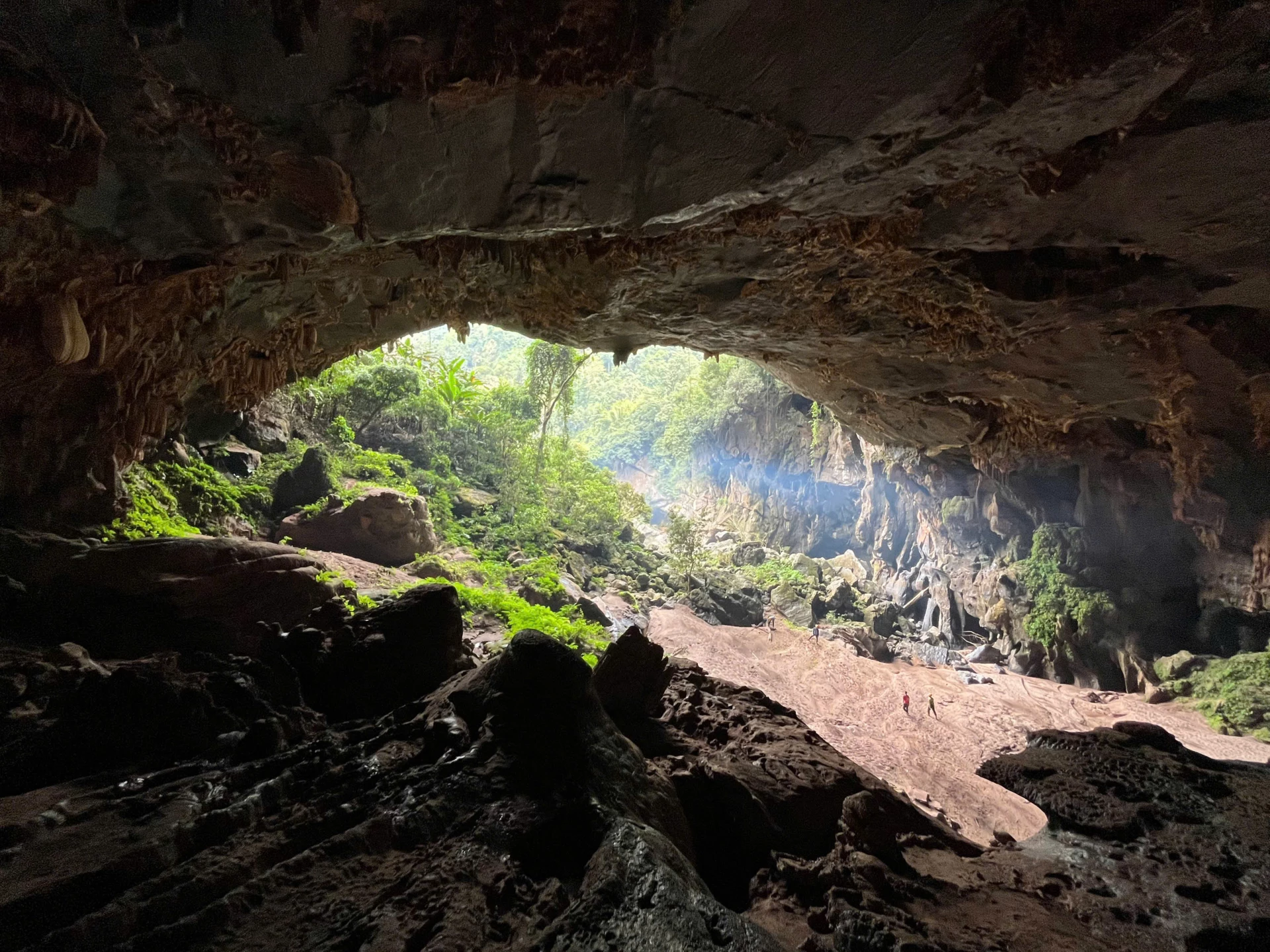 Cửa sau hang Kling nhìn từ trong ra - Ảnh: N.H