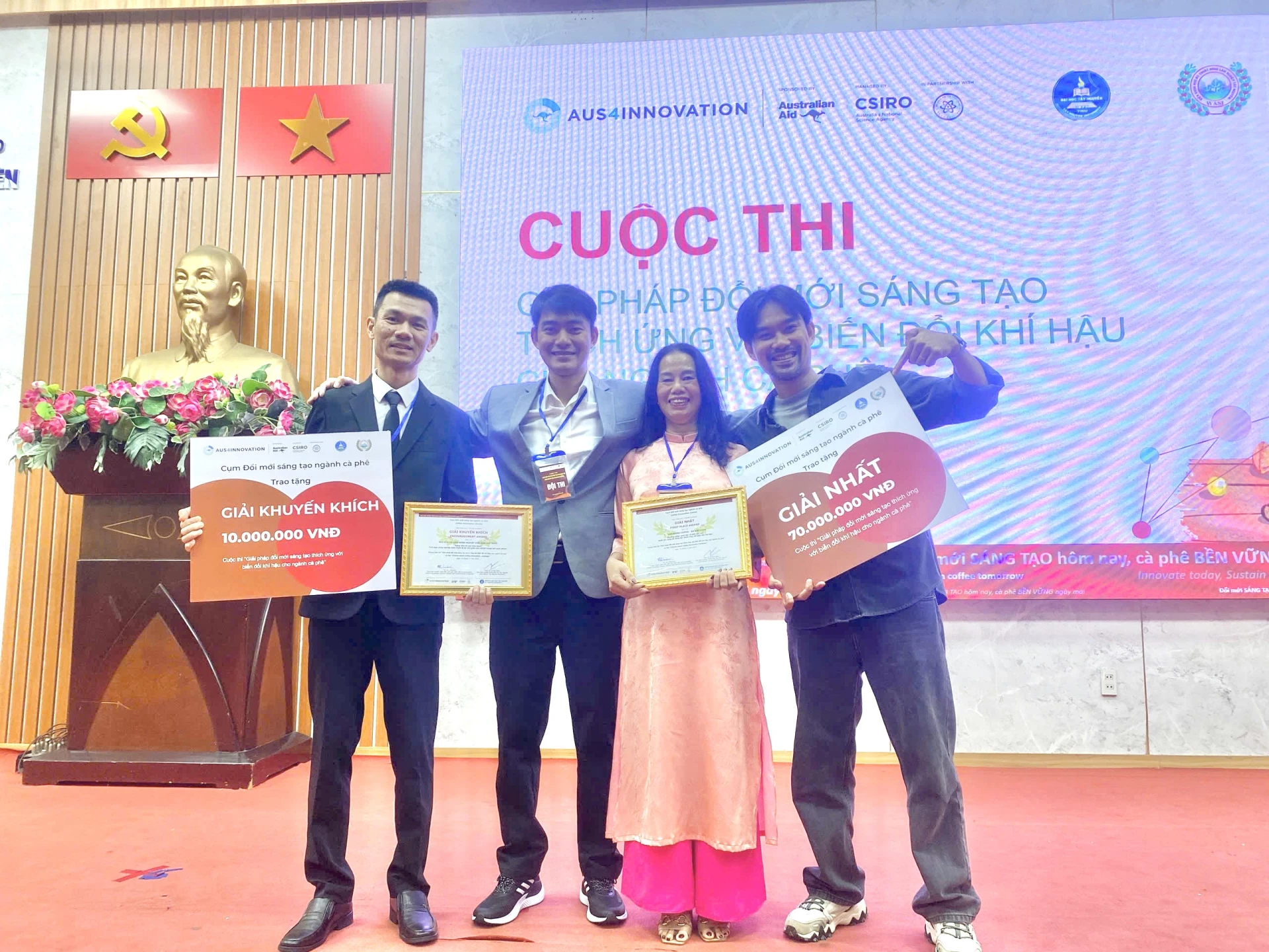 Đại diện hai đội thi nhận giải tại cuộc thi - Ảnh: NVCC