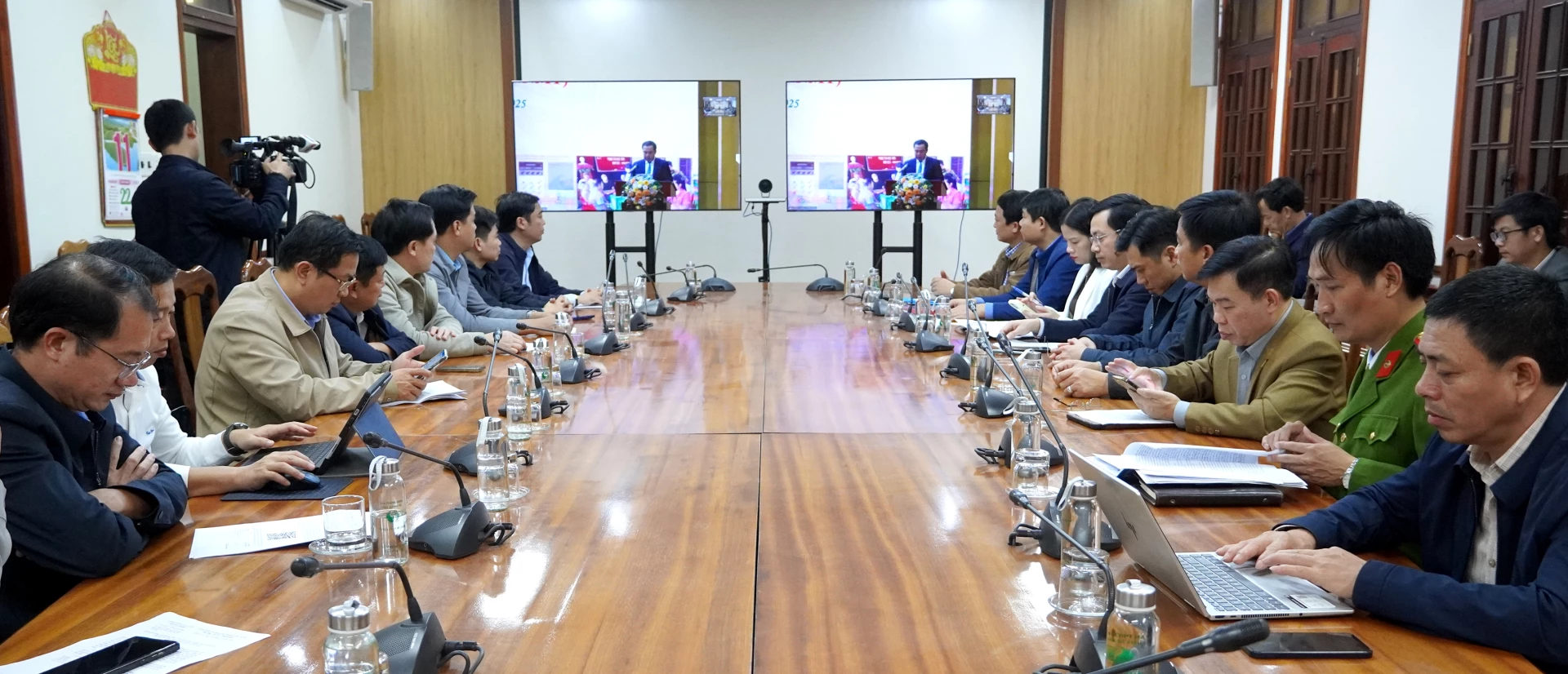 Dự trực tuyến tại 2 điểm cầu tỉnh Quảng Trị có đại diện lãnh đạo các ban, sở, ngành. Ảnh: H.Tr.