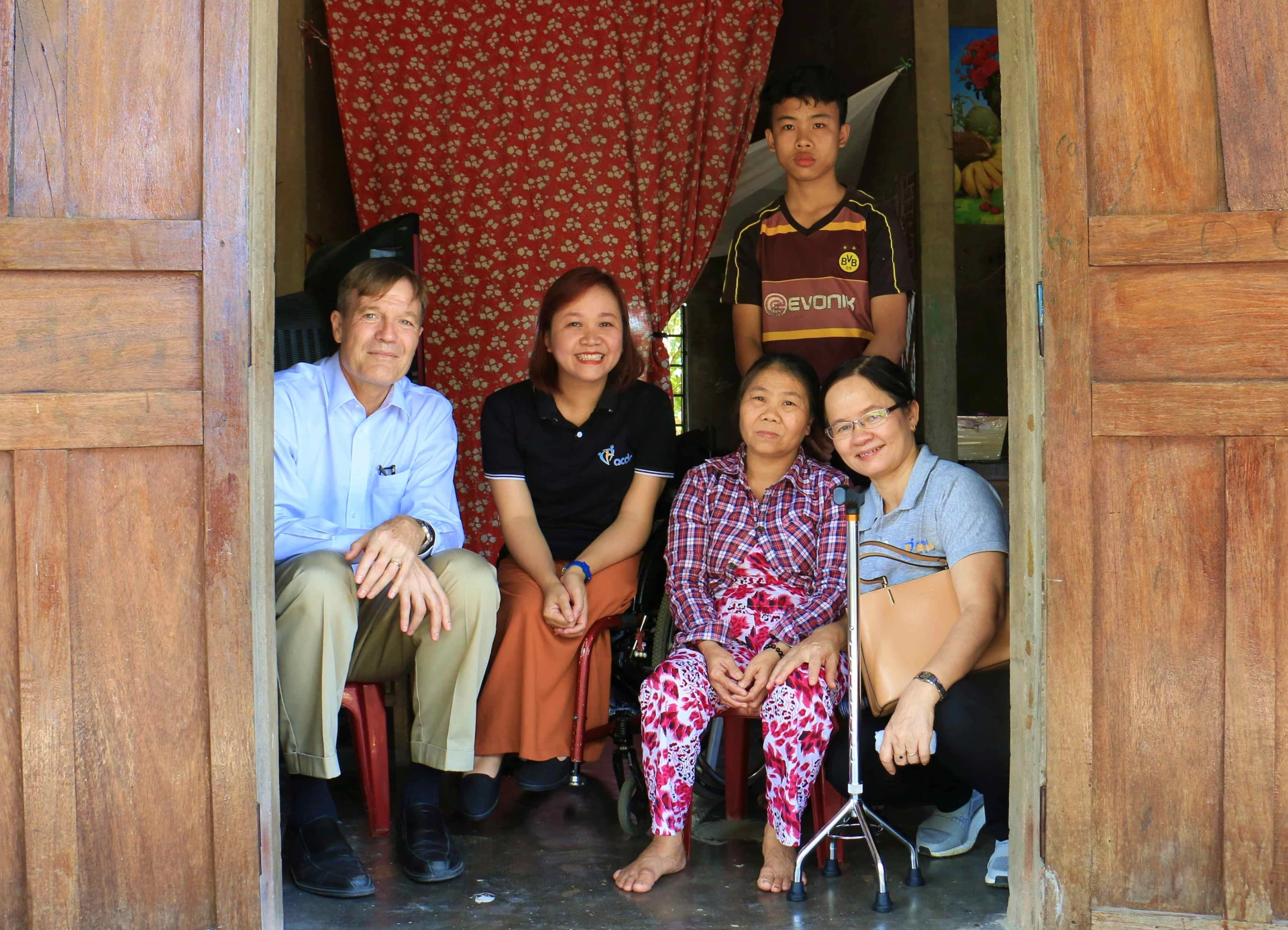 Bà Nguyễn Thị Lan Anh cùng những người đồng chí hướng thăm hỏi, động viên và chụp ảnh lưu niệm với một gia đình người khuyết tật, thể hiện tinh thần sẻ chia và gắn kết. Ảnh: Q.H