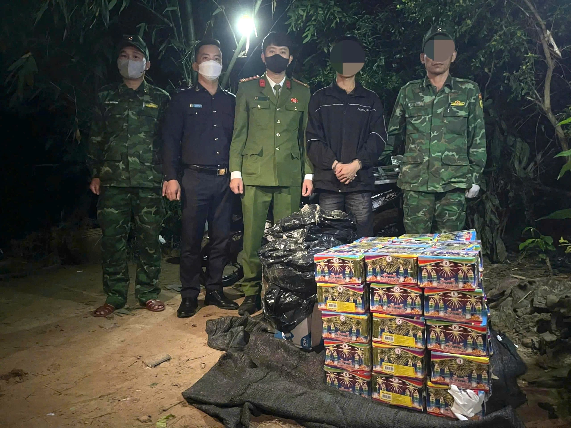 Chặn đứng hơn nửa tấn pháo lậu tại Quảng Trị Phát hiện vụ vận chuyển trái phép 557kg pháo lậu ở Quảng Trị