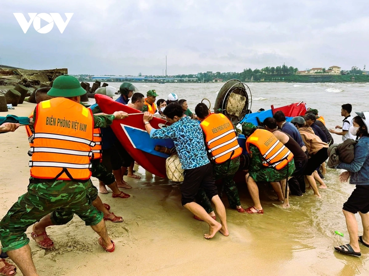 Giải cứu kịch tính tàu cá, ngư dân thoát hiểm Cửa Tùng Kịp thời cứu hộ tàu cá gặp nạn ở Cửa Tùng