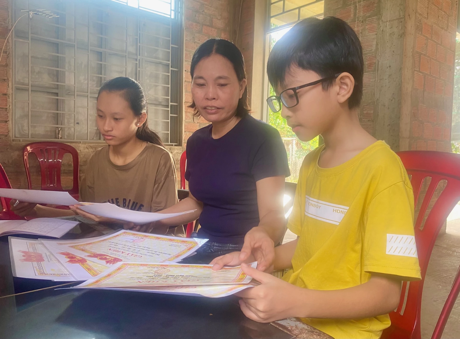 Chị Nguyễn Thị Ngọc Ánh luôn tự hào về sự vượt khó vươn lên trong học tập của các con - Ảnh: N.B