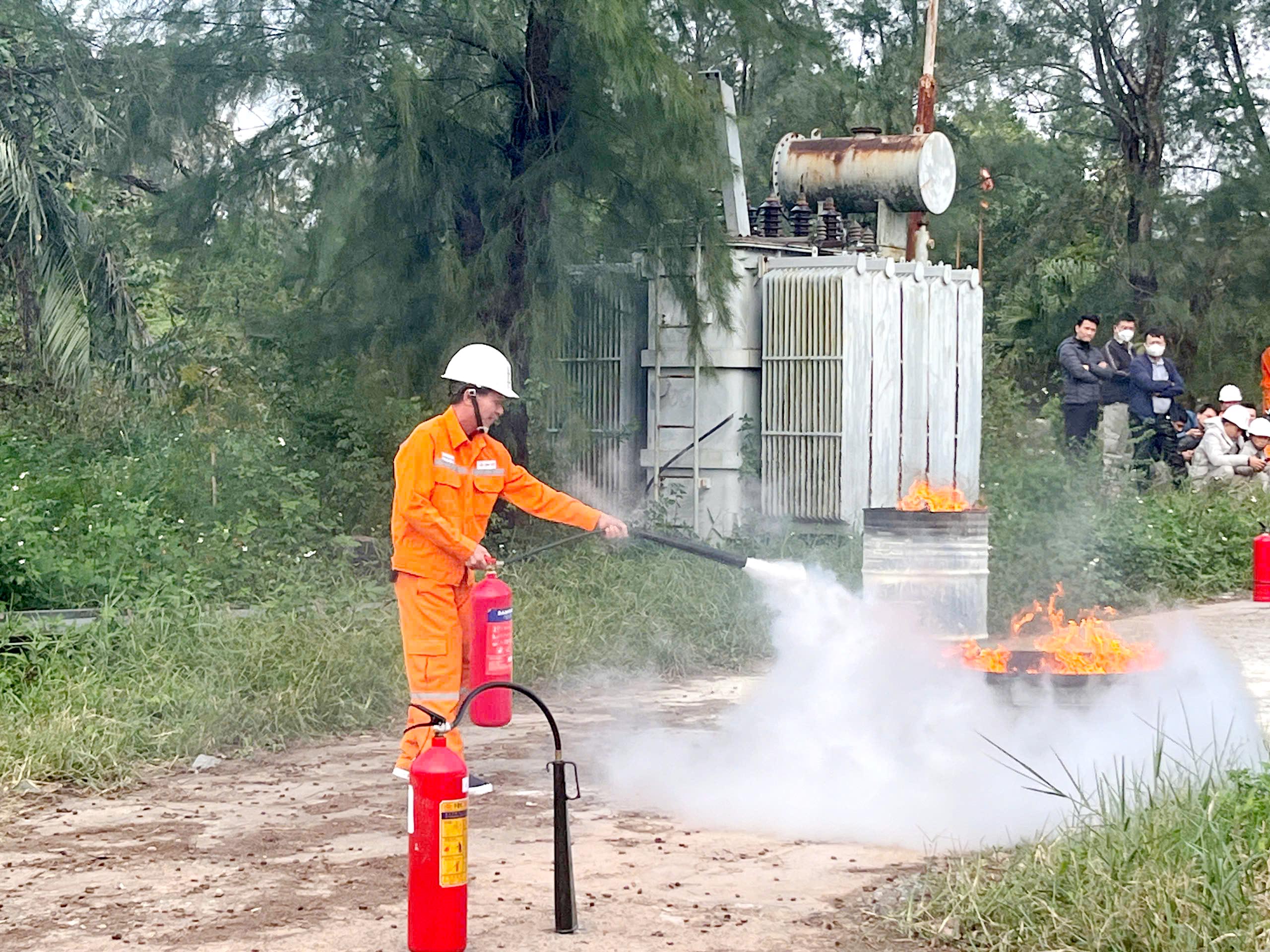 Điện lực Quảng Trị: Huấn luyện PCCC, sẵn sàng ứng phó cháy nổ! Công ty Điện lực Quảng Trị: Nâng cao kỹ năng phòng cháy, chữa cháy cho kỹ sư, công nhân