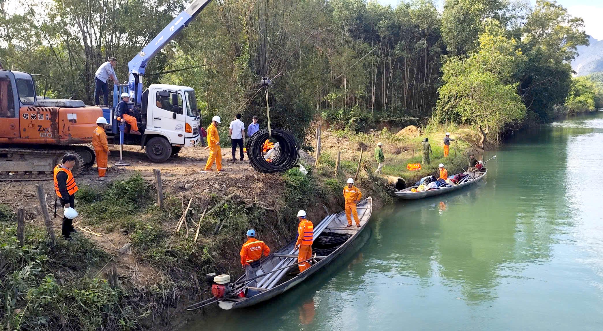 Thắp sáng các 'vùng lõm' giữa đại ngàn