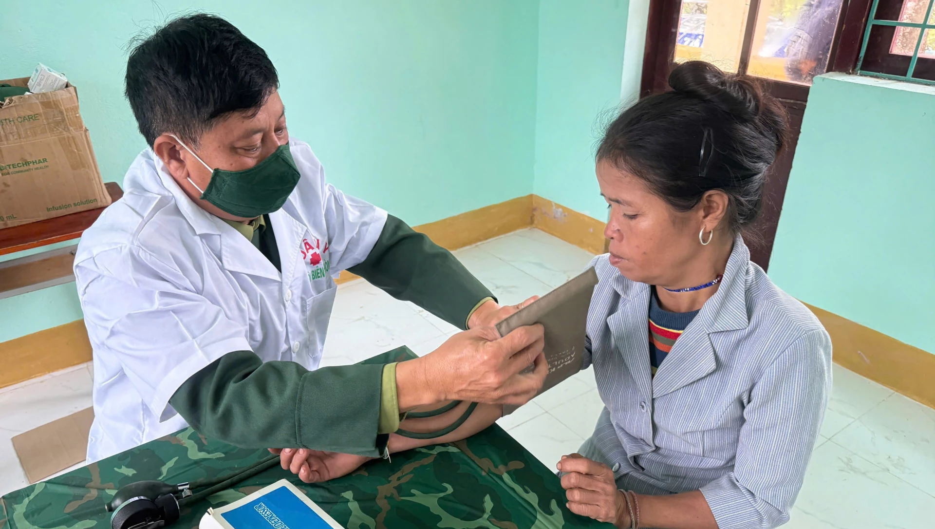 Lực lượng thanh niên Đồn Biên phòng Cà Roòng triển khai hoạt động khám chữa bệnh và phát thuốc miễn phí, hỗ trợ thiết thực cho người dân xã Thượng Trạch. (Ảnh: Tiến Thành)