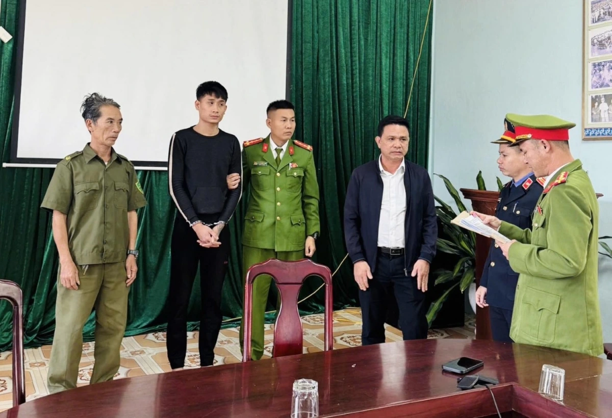 Sốc: Khởi tố nghịch tử chém cha ruột bằng dao Khởi tố nam thanh niên dùng dao chém cha đẻ