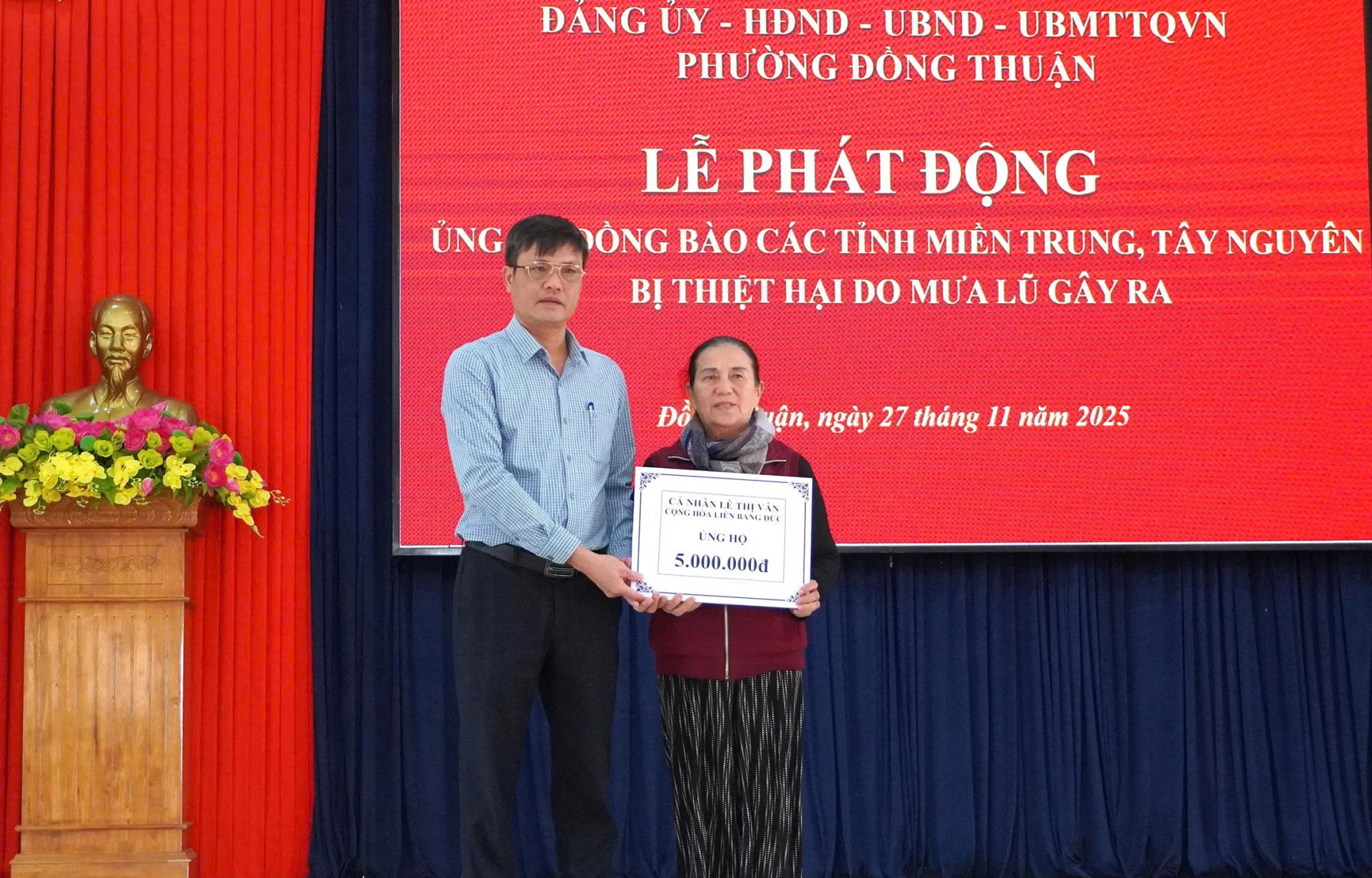 Cá nhân bà Nguyễn Thị Mâng (70 tuổi, ở tổ dân phố Tân Phú, phường Đồng Thuận) trao 5 triệu đồng cho Ủy ban MTTQ Việt Nam phường gửi đến đồng bào vùng lũ - Ảnh: H.Tr