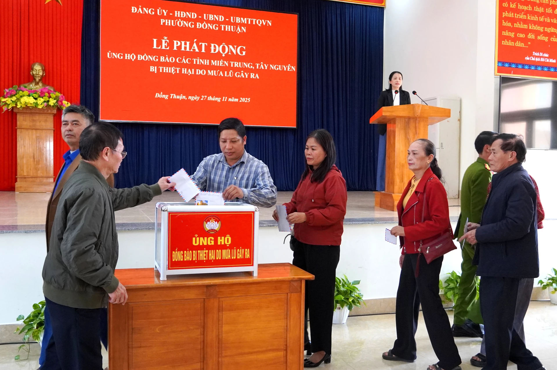 Đông đảo người dân, doanh nghiệp trên địa bàn phường Đồng Thuận đóng góp kinh phí hỗ trợ Nhân dân vùng lũ - Ảnh: H.Tr