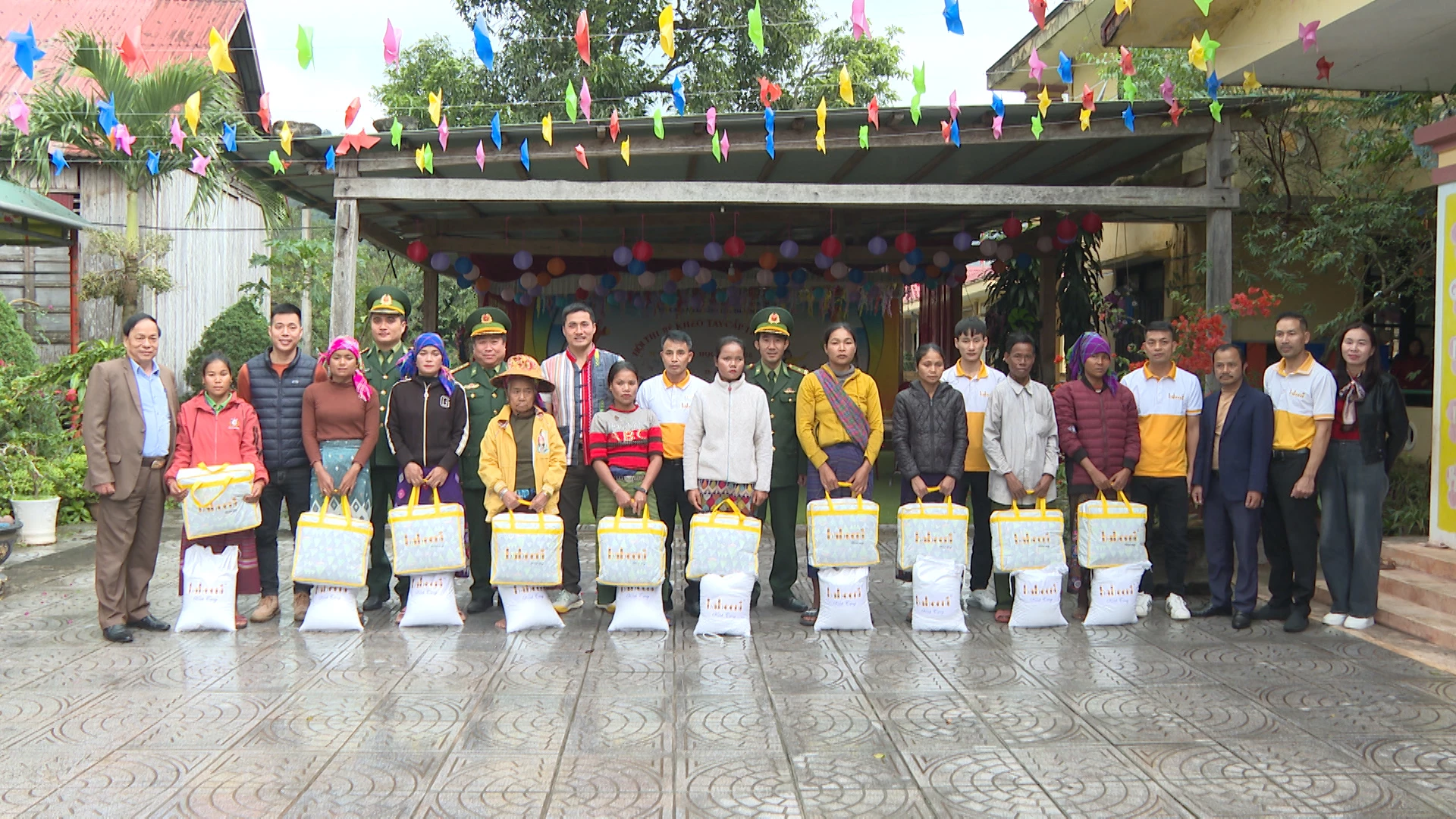 Trao quà hỗ trợ người dân bị ảnh hưởng do mưa lũ