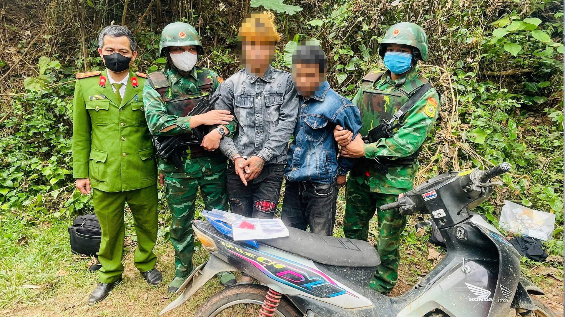 Các lực lượng phối hợp bắt giữ 2 đối tượng, thu giữ 185 viên MTTH trên địa bàn xã Lìa.