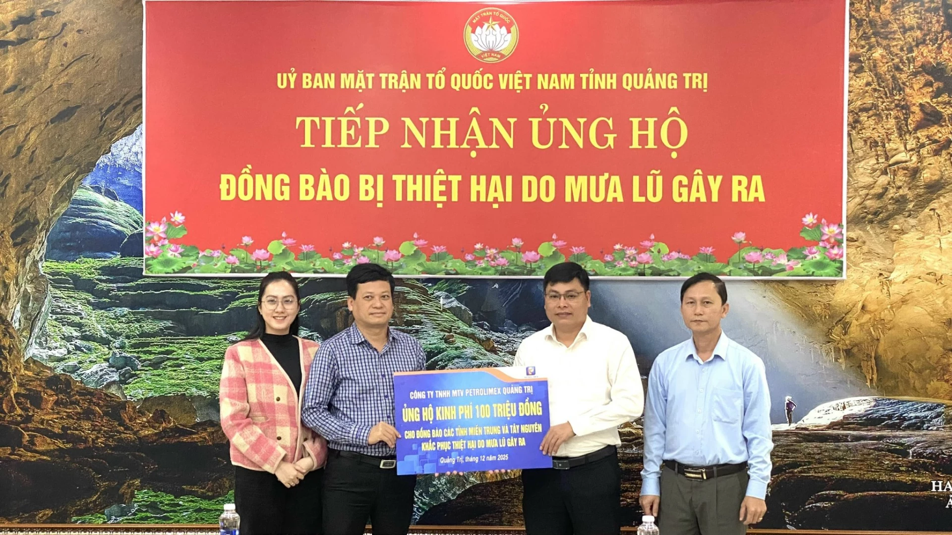 Ủy ban MTTQ Việt Nam tỉnh tiếp nhận nguồn hỗ trợ từ Công ty TNHH MTV Petrolimex Quảng Trị - Ảnh: NL