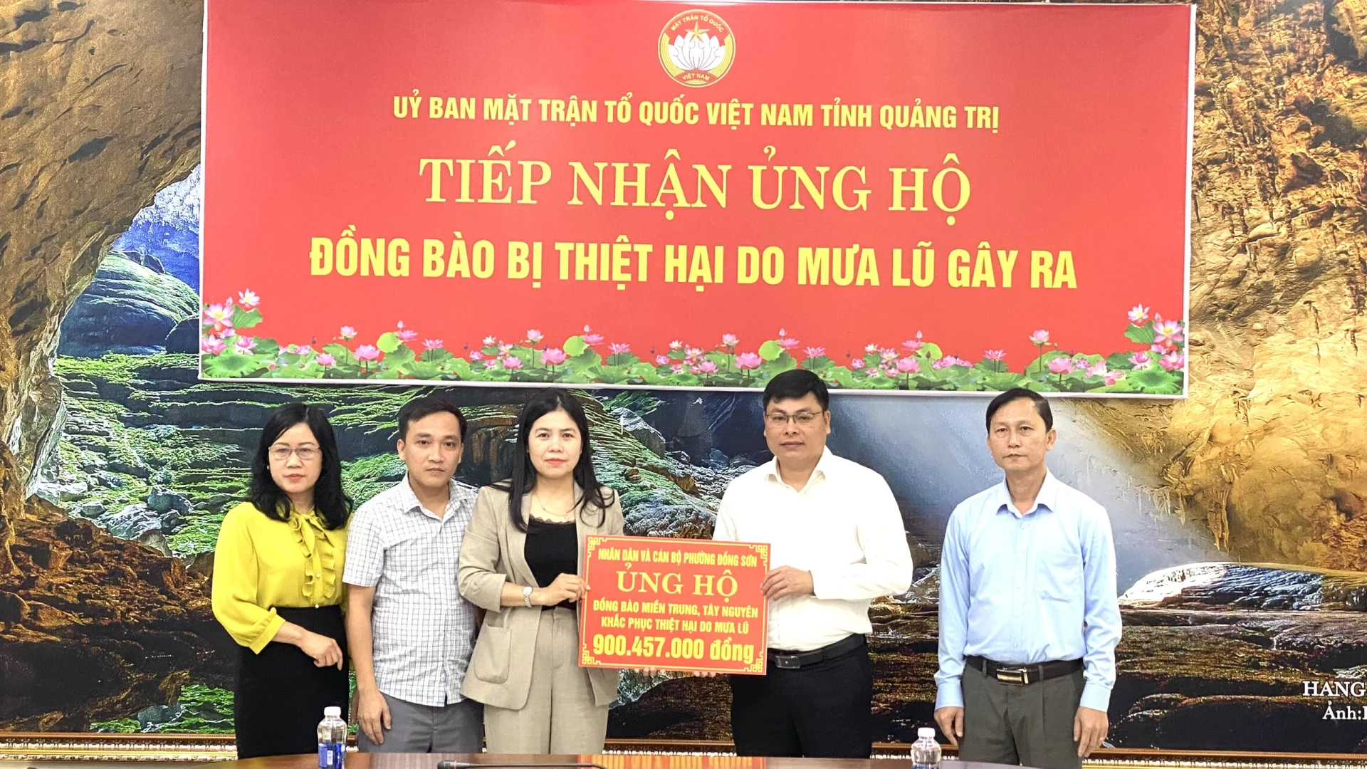 Ủy ban MTTQ Việt Nam tỉnh tiếp nhận nguồn hỗ trợ từ phường Đồng Sơn - Ảnh: NL