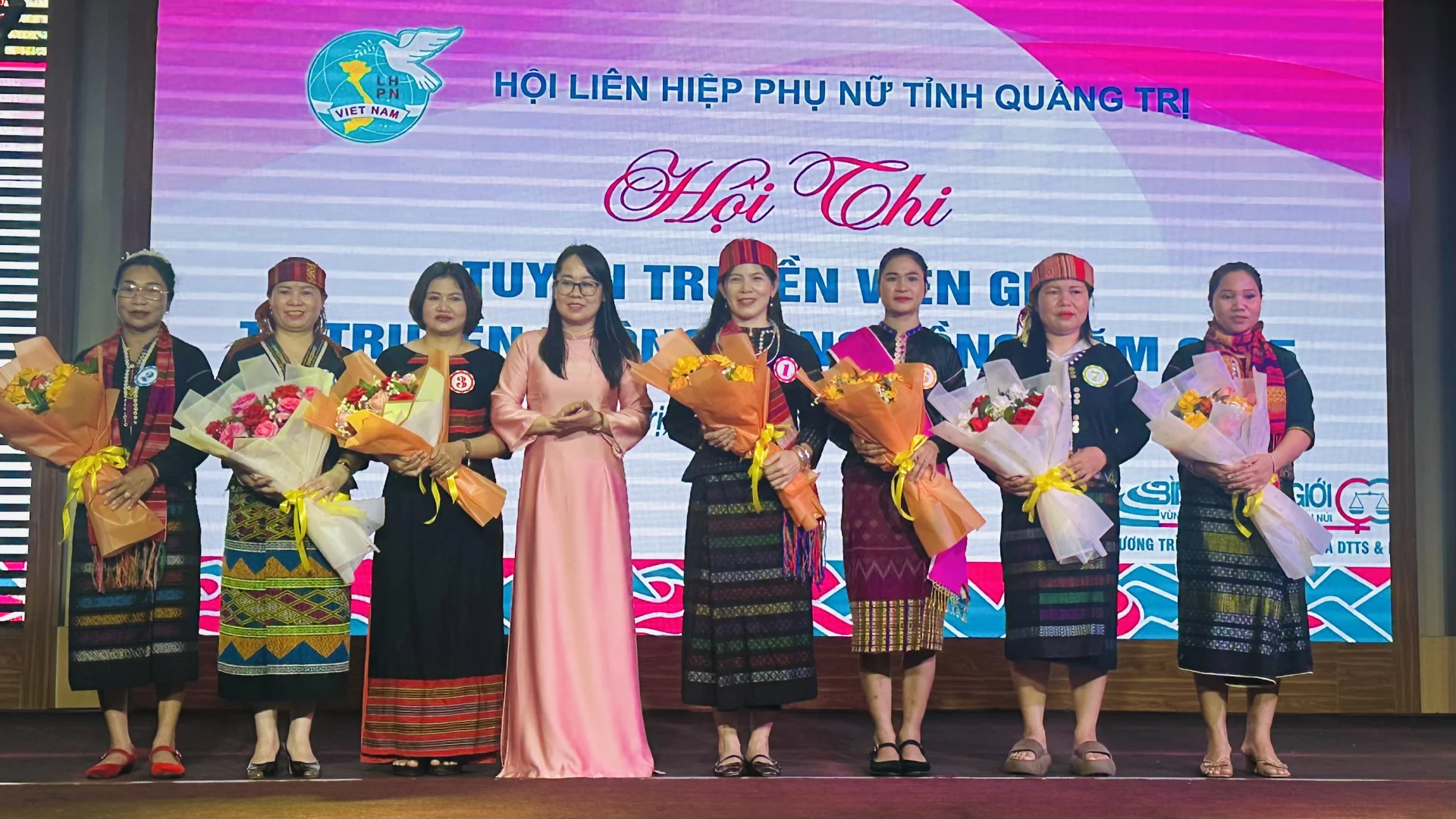 Đại diện lãnh đạo Hội LHPN tỉnh tặng hoa cho các đội tham gia hội thi. Ảnh. B.N