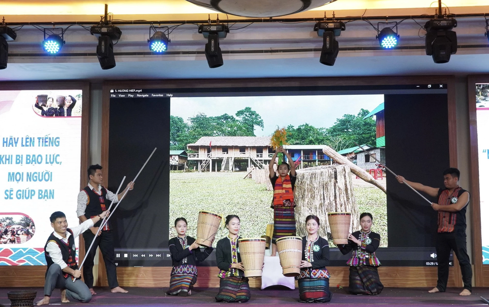 Phần thi chào hỏi của Tổ truyền thông cộng đồng. Ảnh: B.N