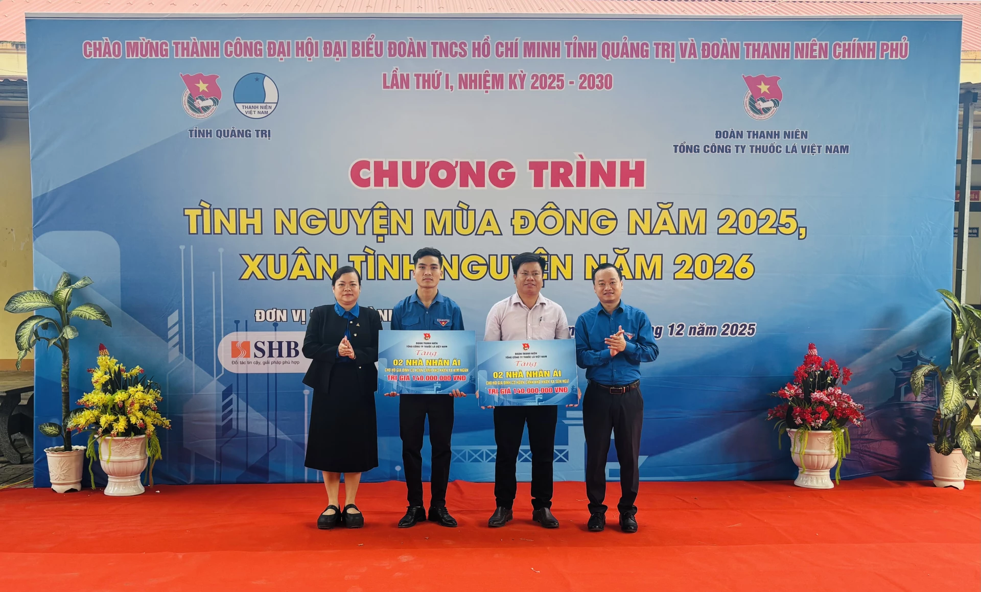 Trao tặng Nhà nhân ái cho các hộ gia đình bị thiệt hại về nhà ở do mưa lũ gây ra tại xã Sen Ngư và xã Kim Ngân - Ảnh: K.H