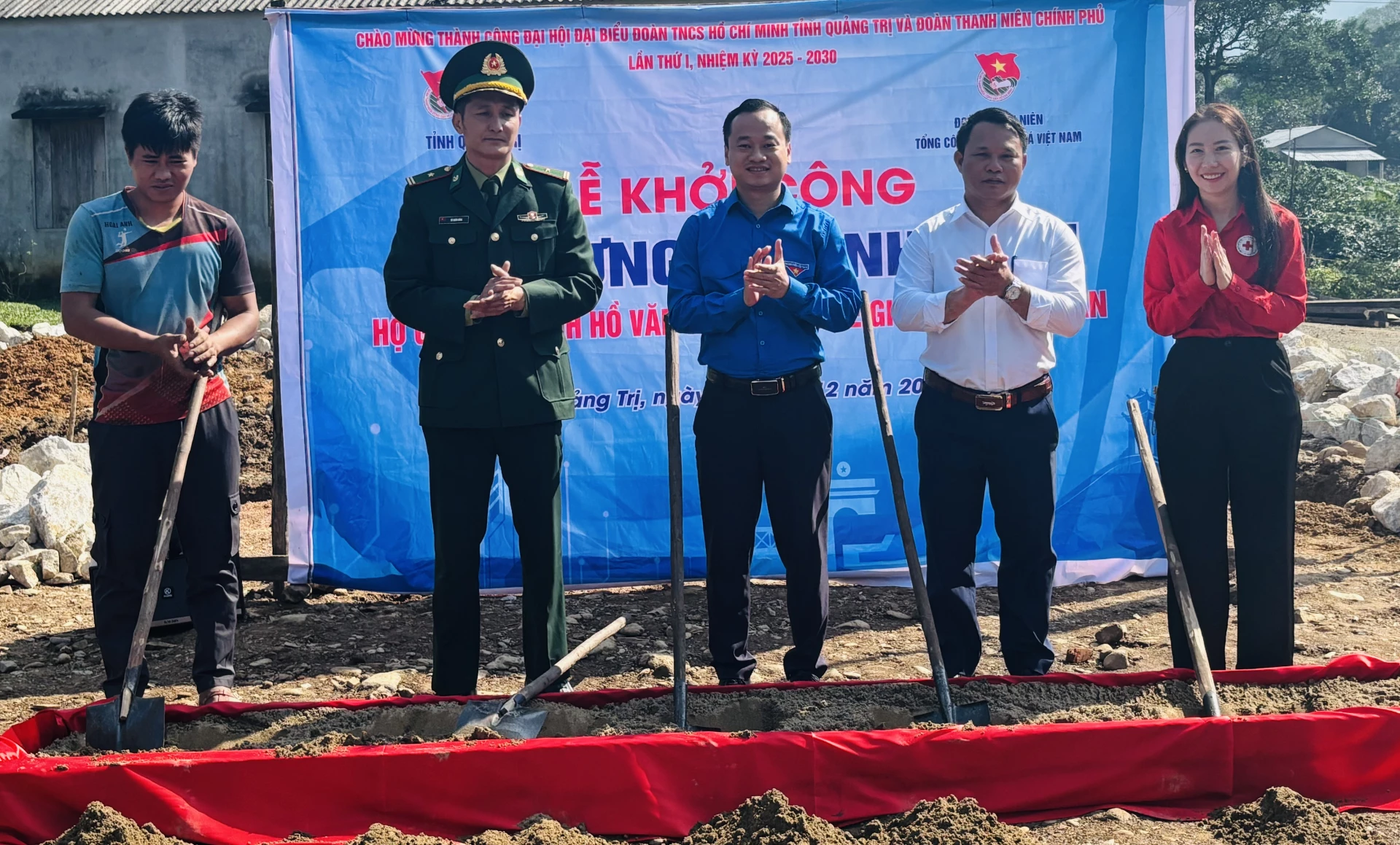 Khởi công xây dựng Nhà nhân ái cho hộ gia đình anh Hồ Văn Linh tại Bản Khe Giữa - Ảnh: K.H