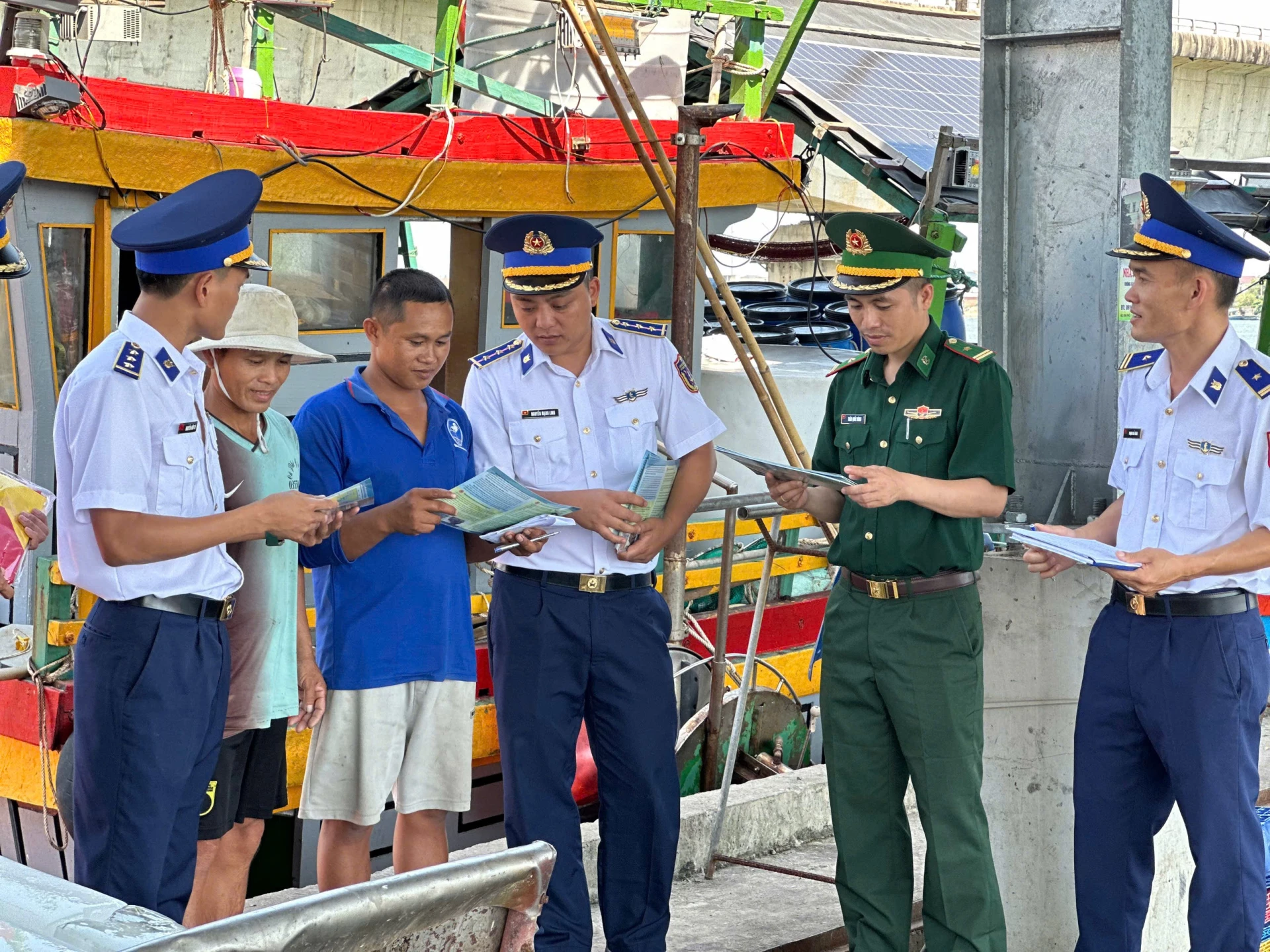 Lực lượng chức năng đẩy mạnh tuyên truyền, phổ biến pháp luật về phòng chống khai thác IUU đến các chủ tàu và ngư dân - Ảnh: T.L