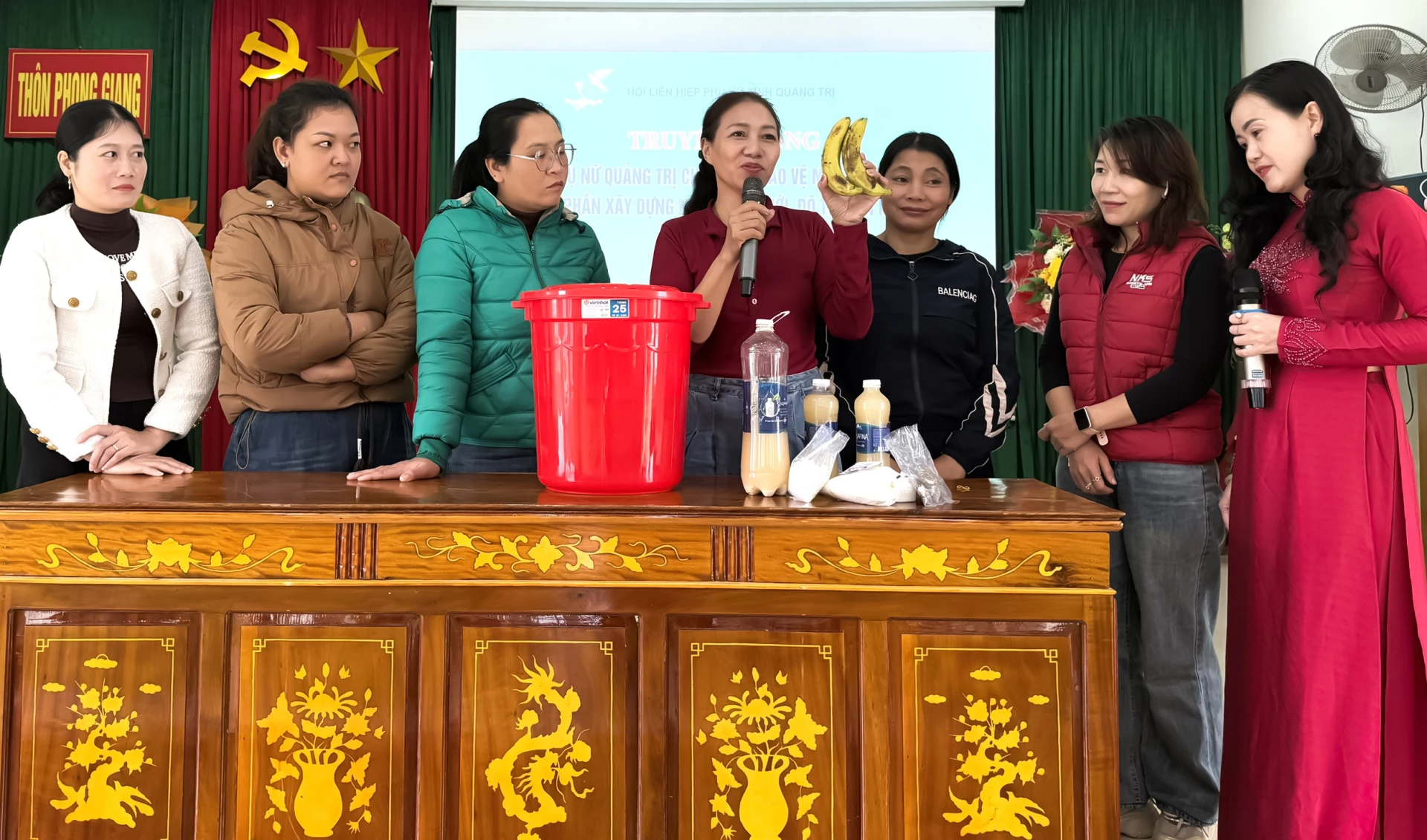 Hoạt động hướng dẫn sử dụng vi sinh vật bản địa để xử lý rác thải hữu cơ tại các hộ gia đình - Ảnh: N.H