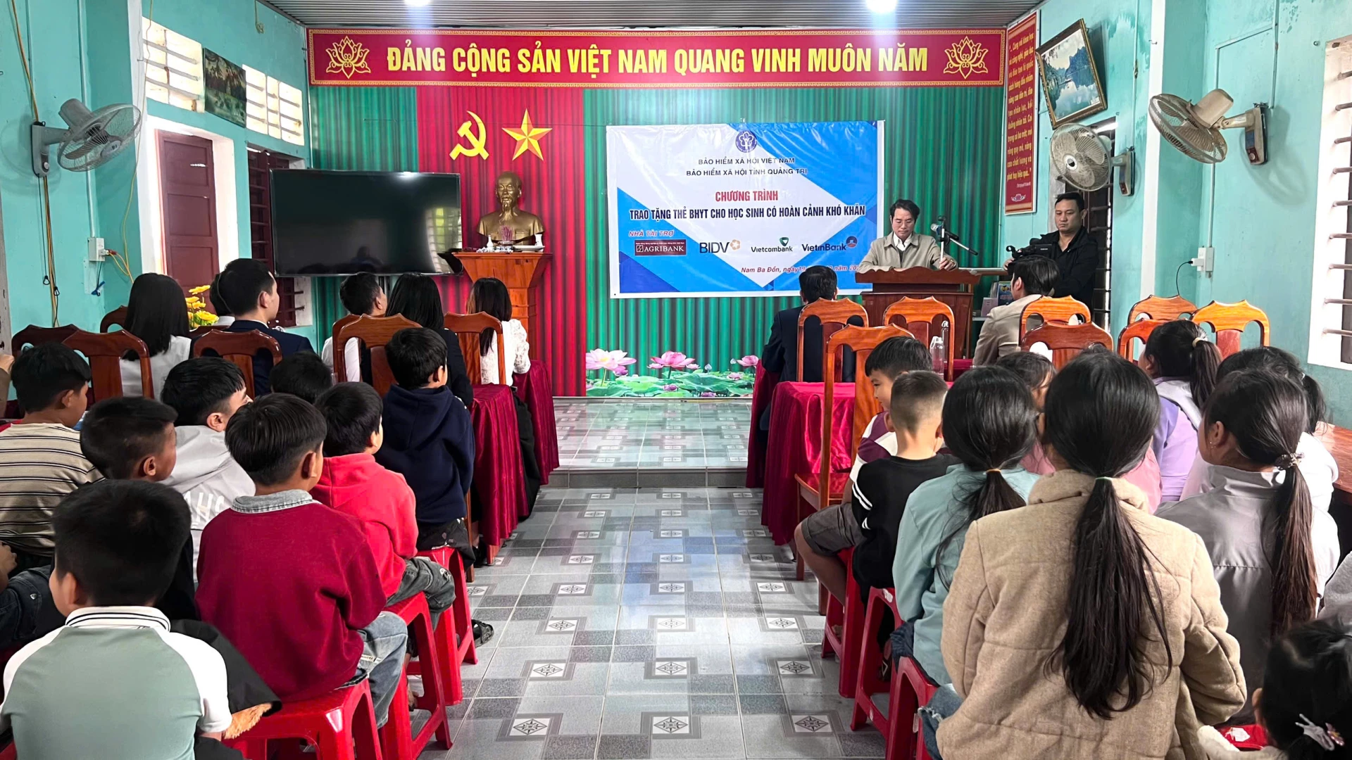 Tặng thẻ bảo hiểm y tế cho học sinh có hoàn cảnh khó khăn