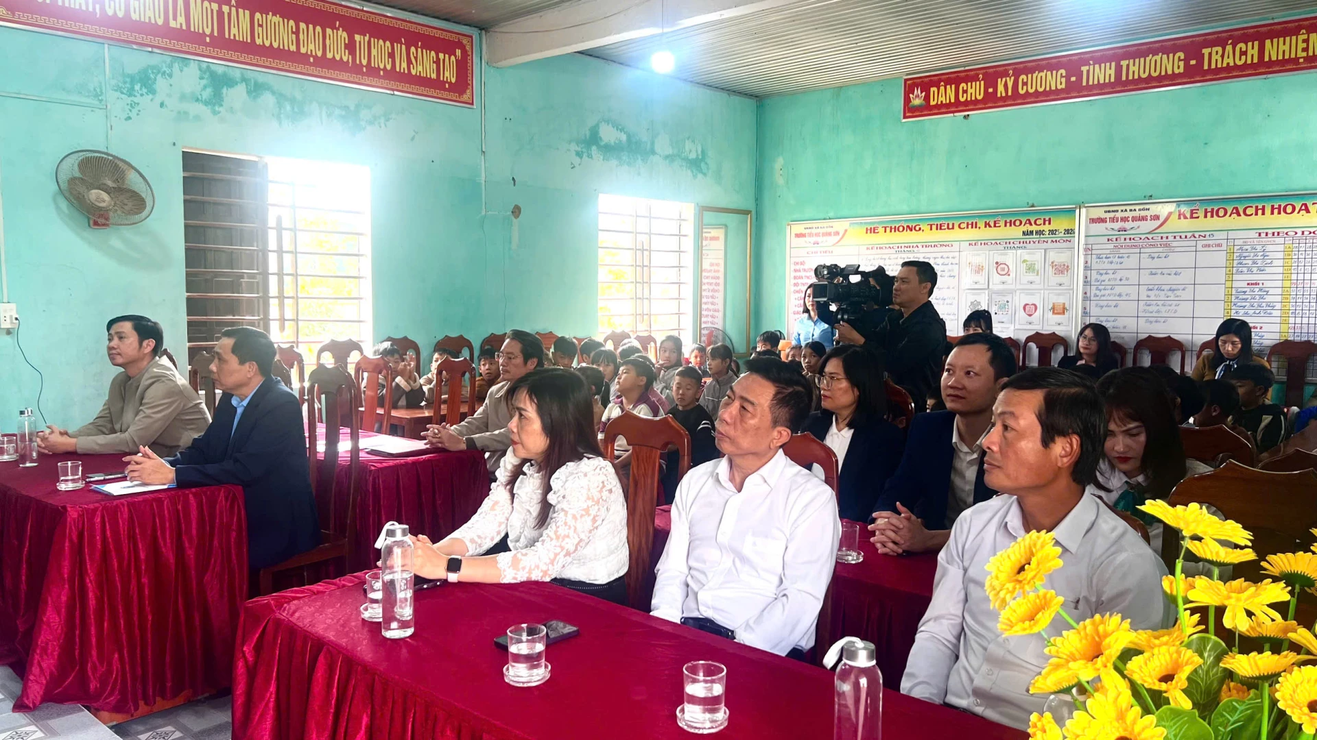 Đại biểu tham dự chương trình - Ảnh: H.T