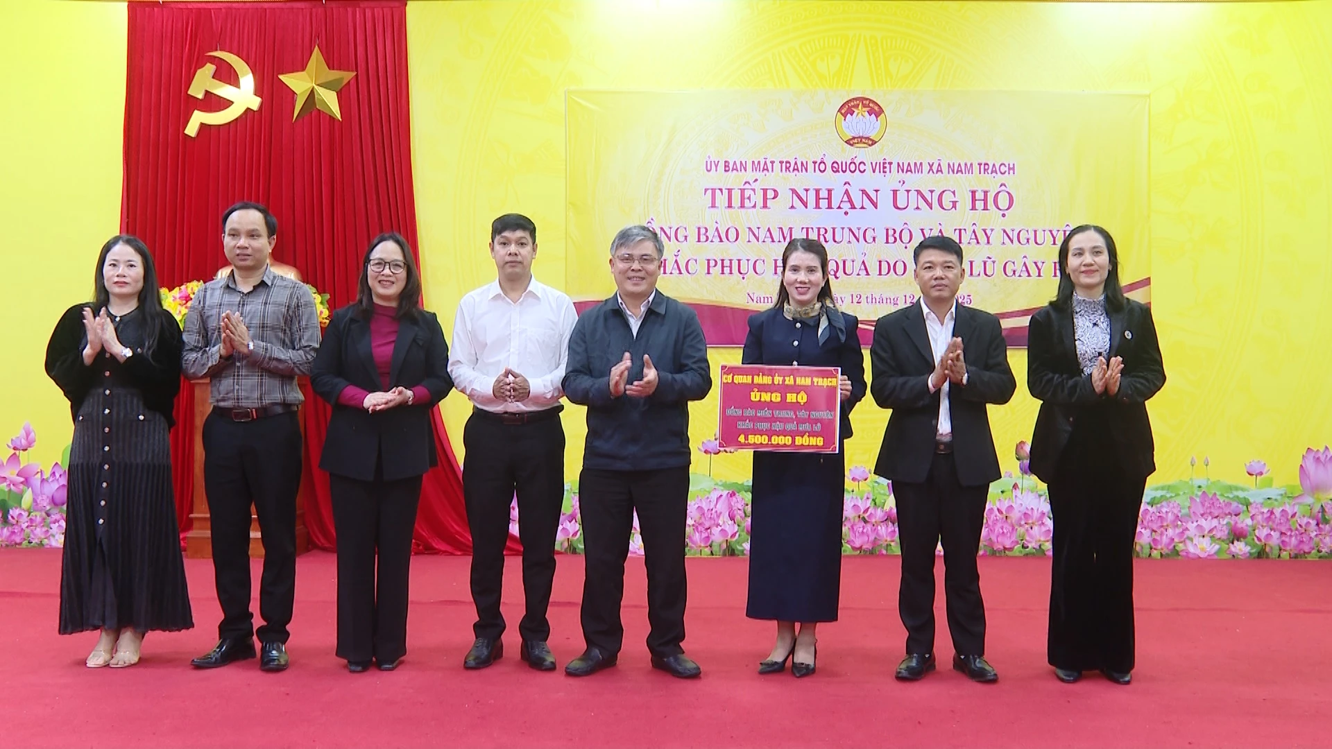 Ủy ban MTTQ Việt Nam xã Nam Trạch tiếp nhận ủng hộ người dân miền Trung, Tây Nguyên khắc phục hậu quả thiên tai - Ảnh: Đ.A