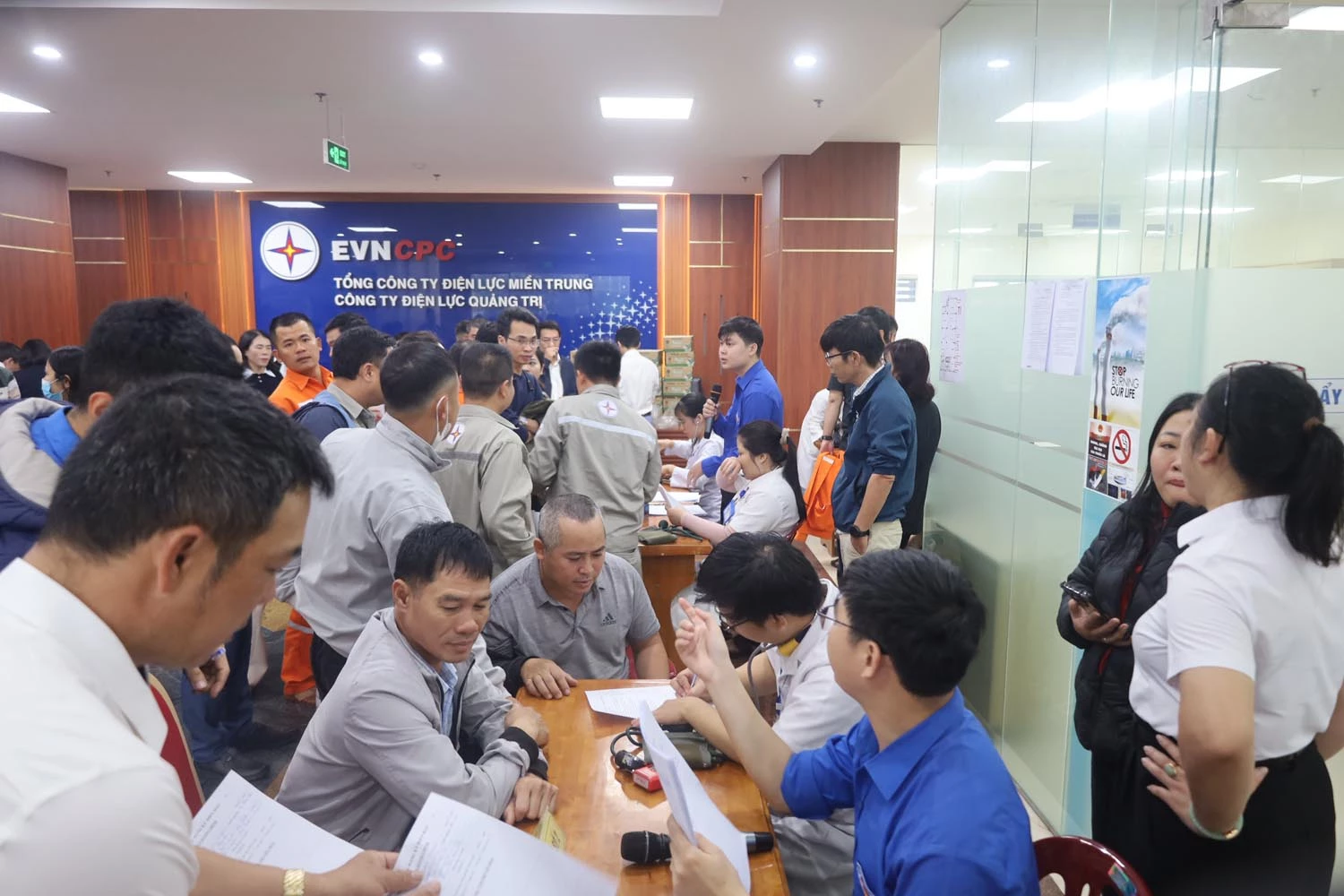 Những tấm lòng vàng tham gia hiến máu tại Tuần lễ hồng EVN lần thứ XI năm 2025 do PC Quảng Trị phối hợp tổ chức.