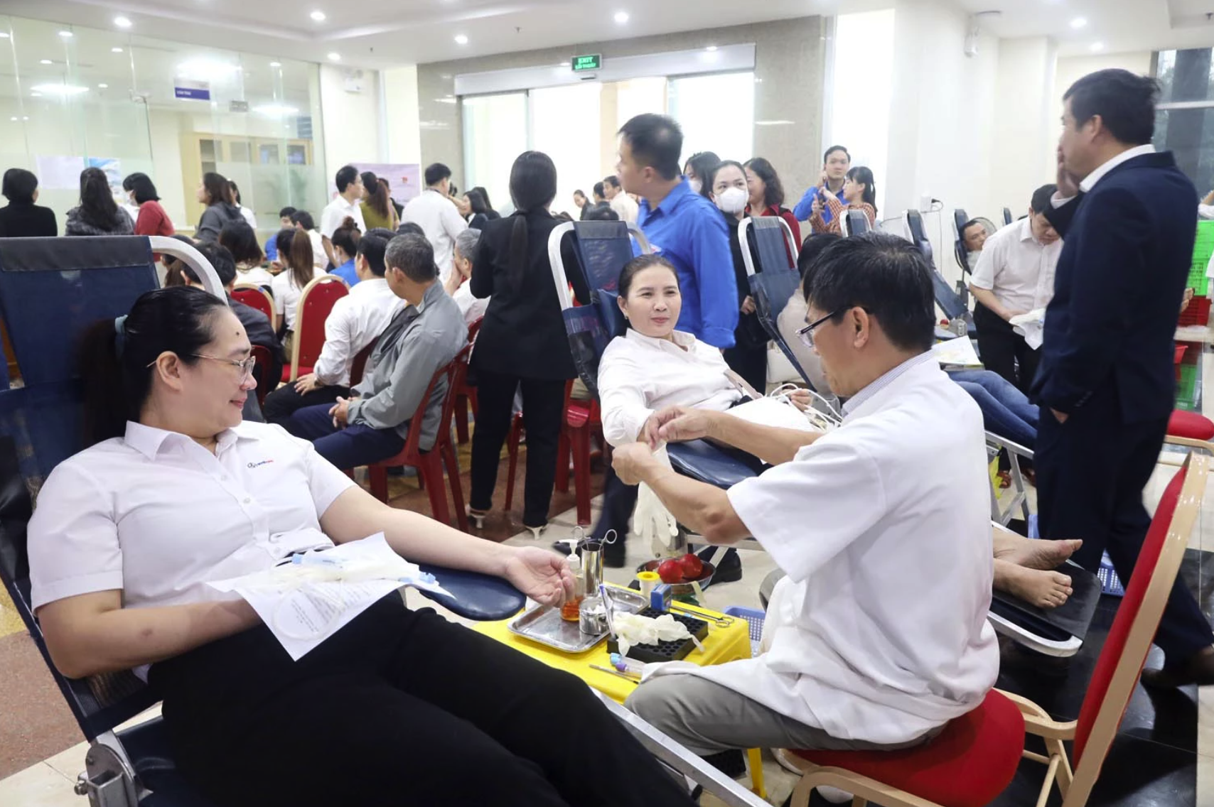 Hình ảnh tình nguyện viên tham gia hiến máu tại Tuần lễ hồng EVN lần thứ XI năm 2025